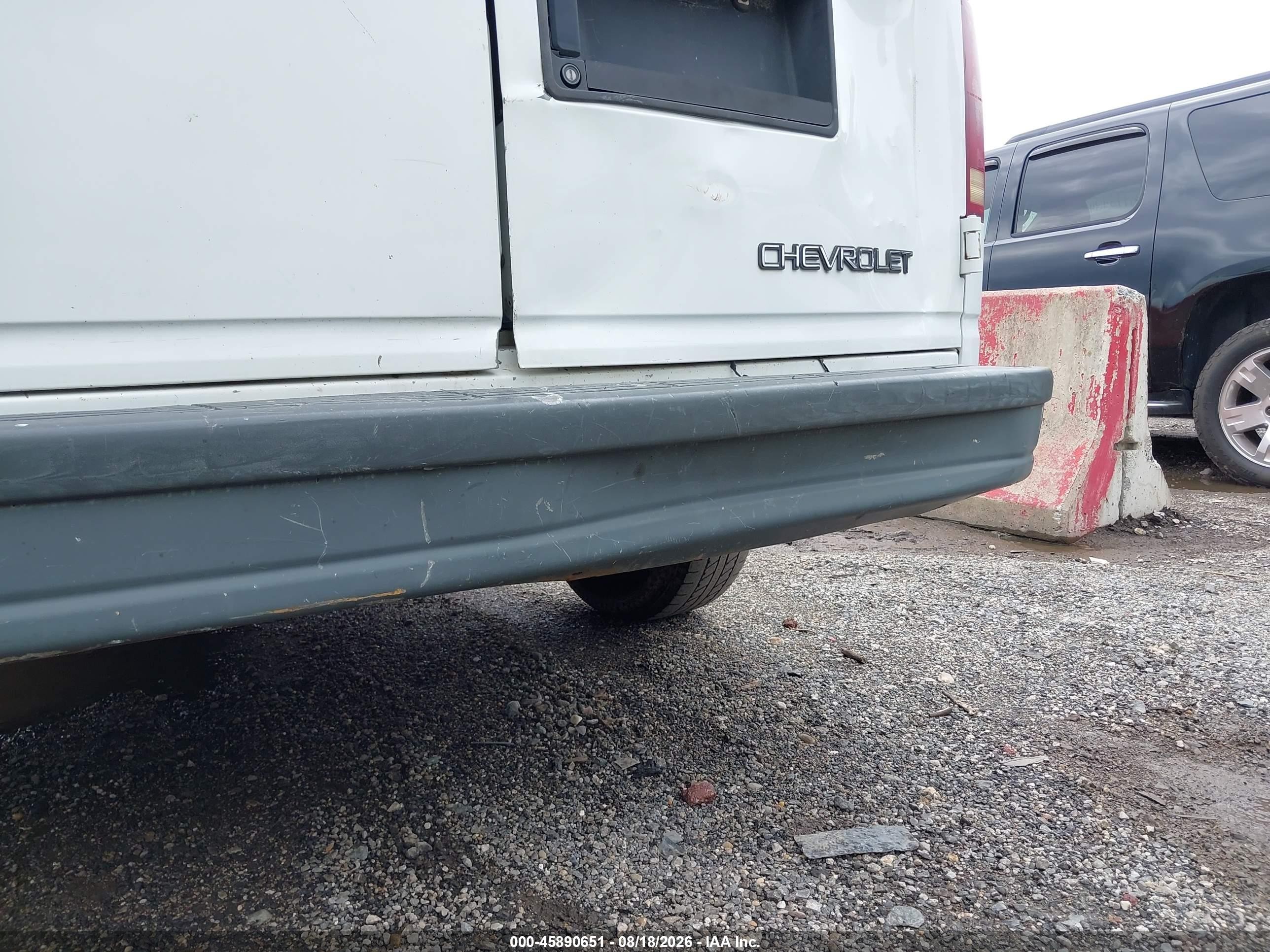 2005 Chevrolet Astro   White vin: 1GCDM19X15B109932