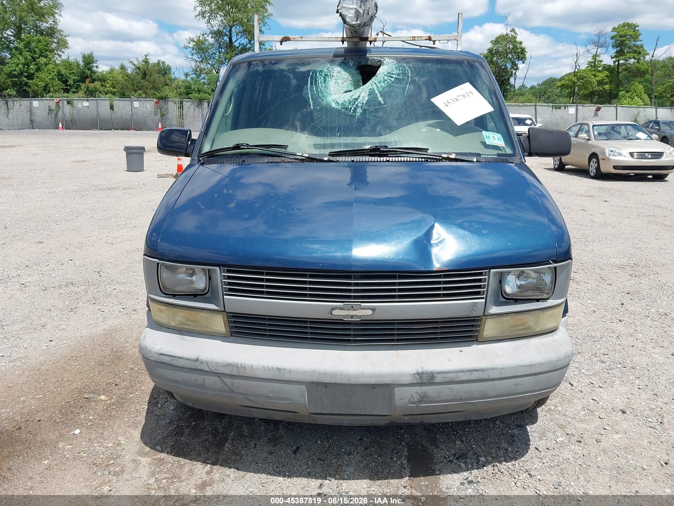 2005 Chevrolet Astro   Blue vin: 1GCDM19X15B131266