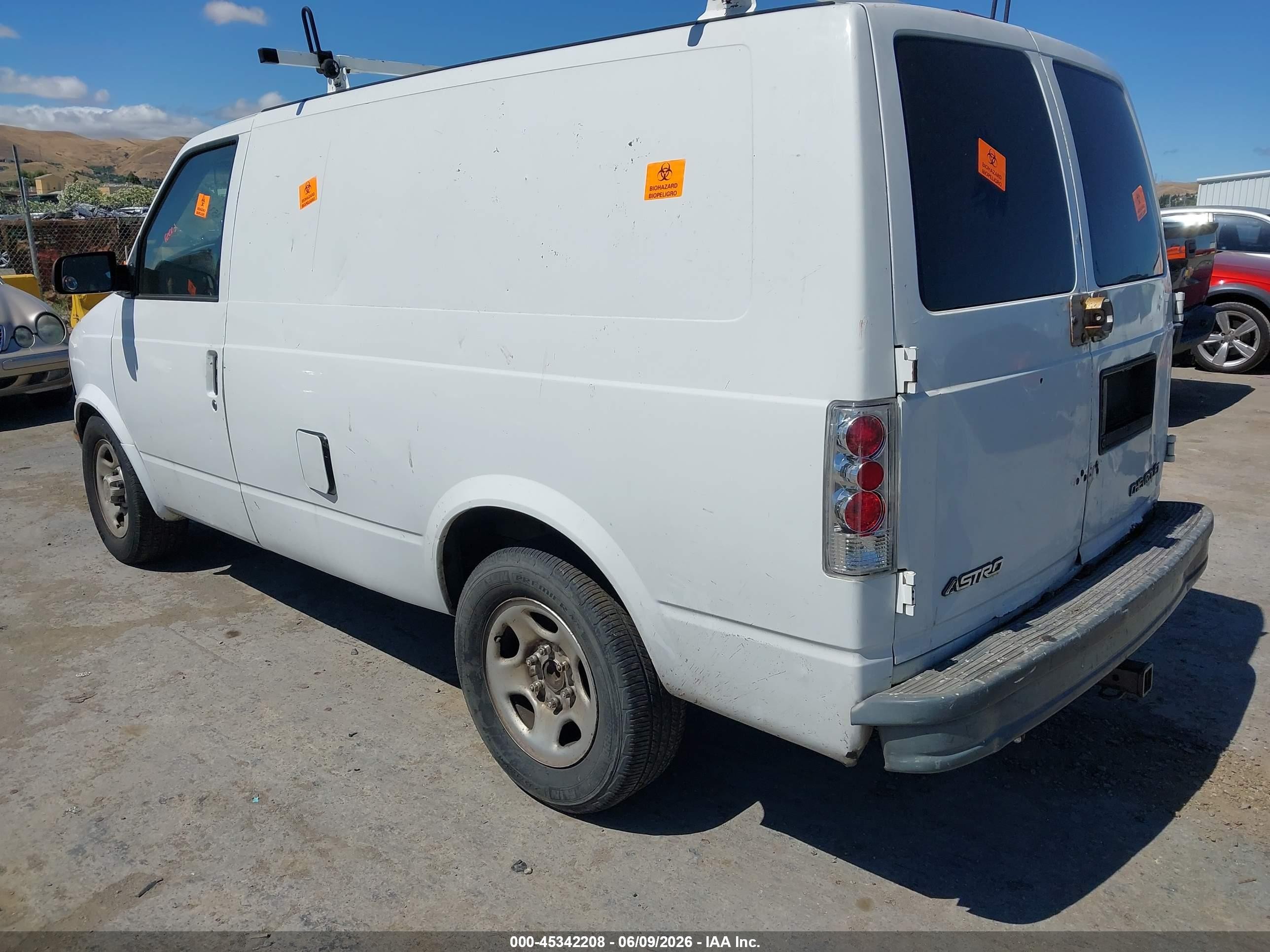 2005 Chevrolet Astro   White vin: 1GCDM19X25B109292