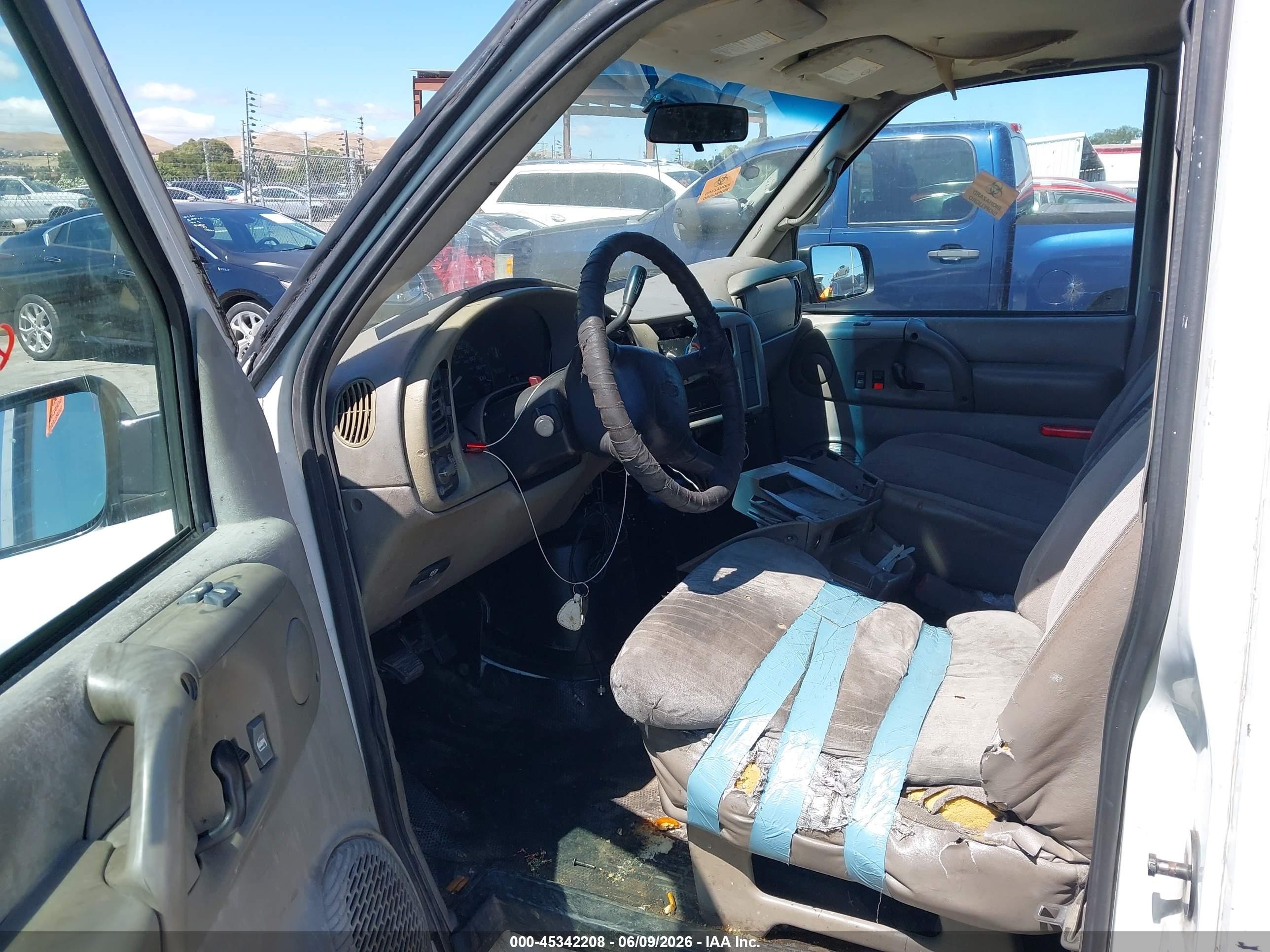 2005 Chevrolet Astro   White vin: 1GCDM19X25B109292