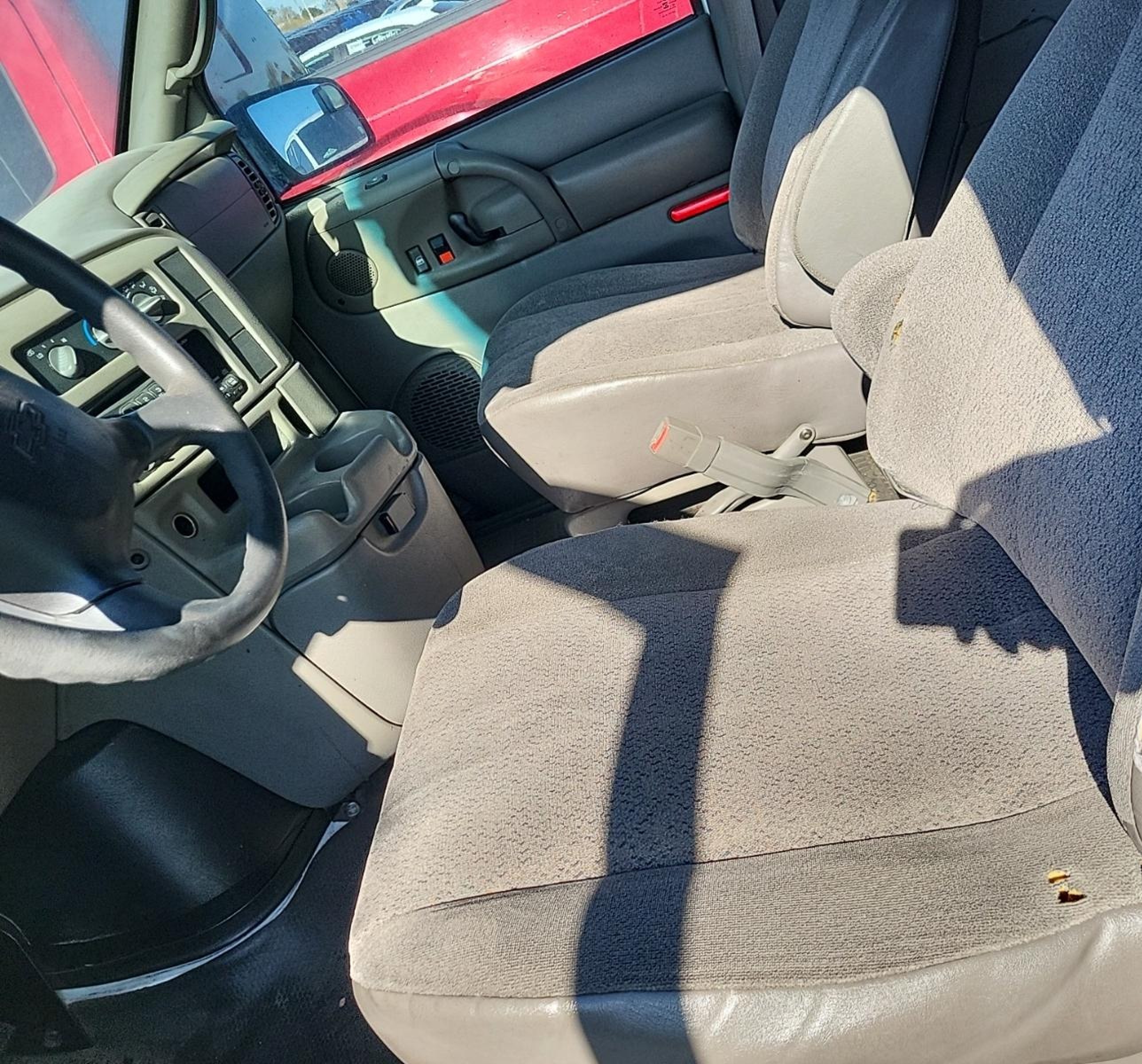 2004 Chevrolet Astro   vin: 1GCDM19X34B106870