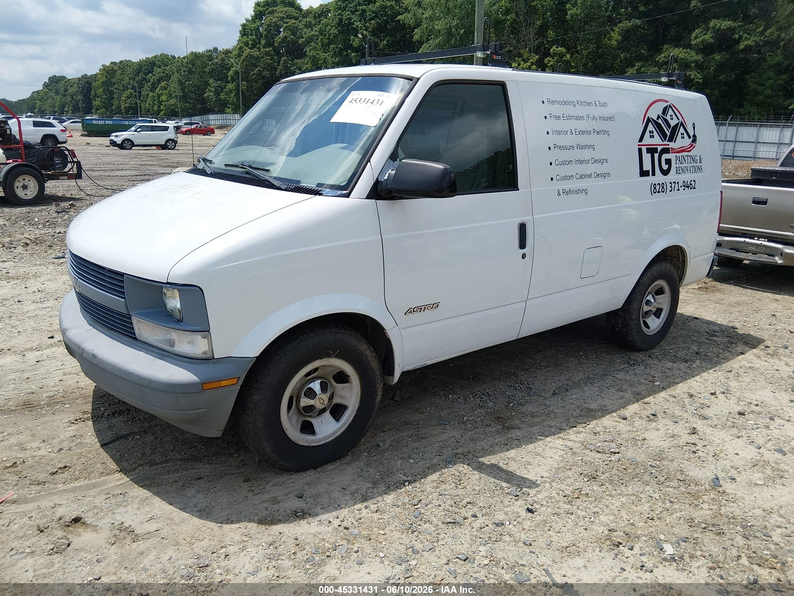 2002 Chevrolet Astro   White vin: 1GCDM19X42B116353