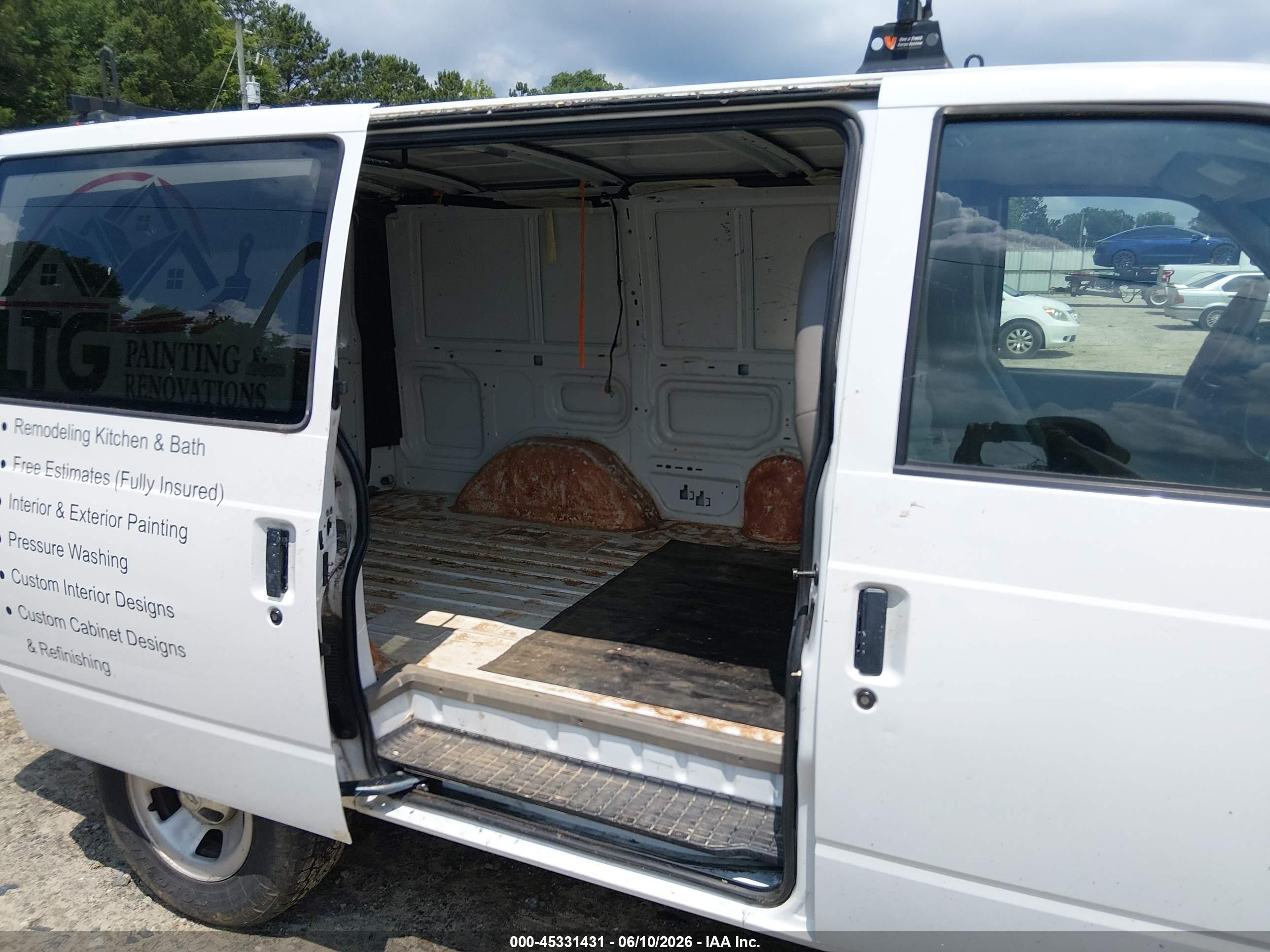 2002 Chevrolet Astro   White vin: 1GCDM19X42B116353