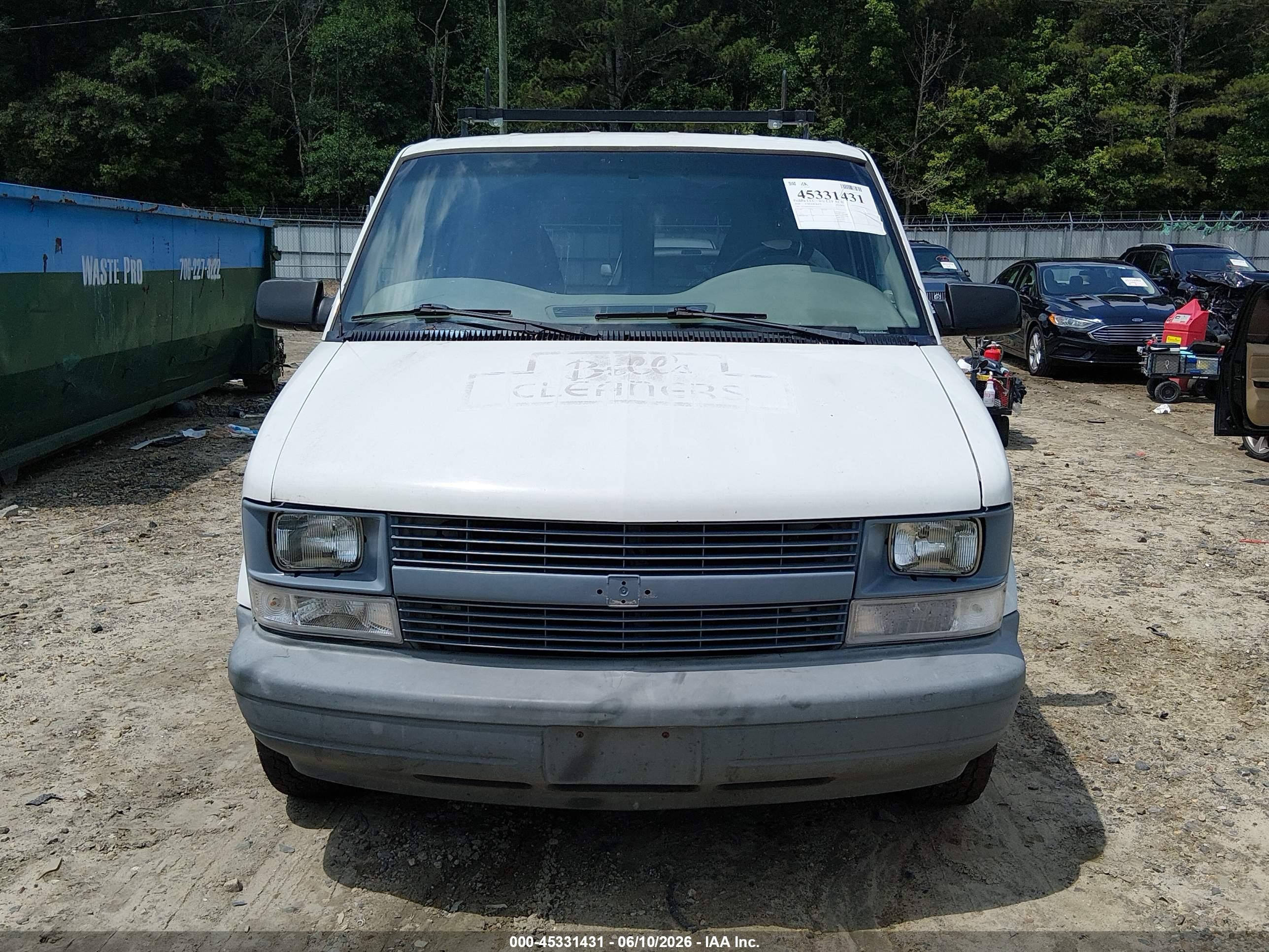 2002 Chevrolet Astro   White vin: 1GCDM19X42B116353