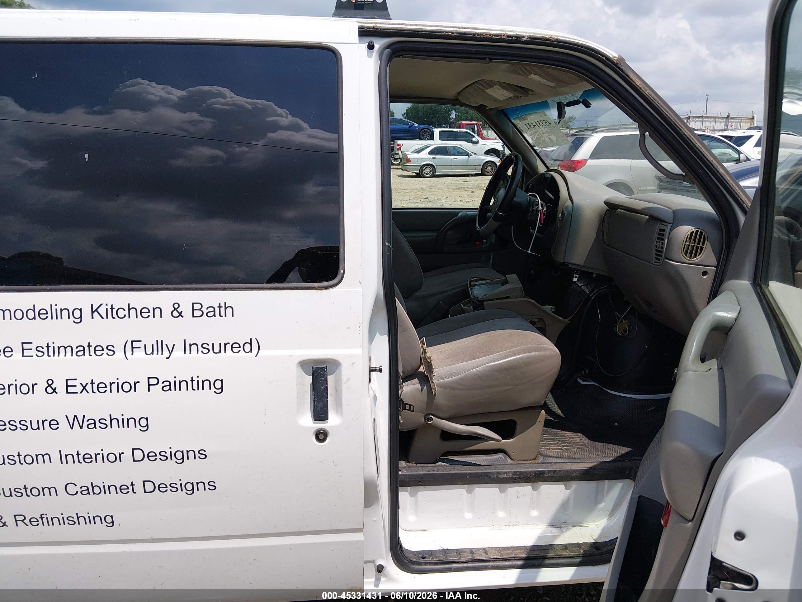 2002 Chevrolet Astro   White vin: 1GCDM19X42B116353