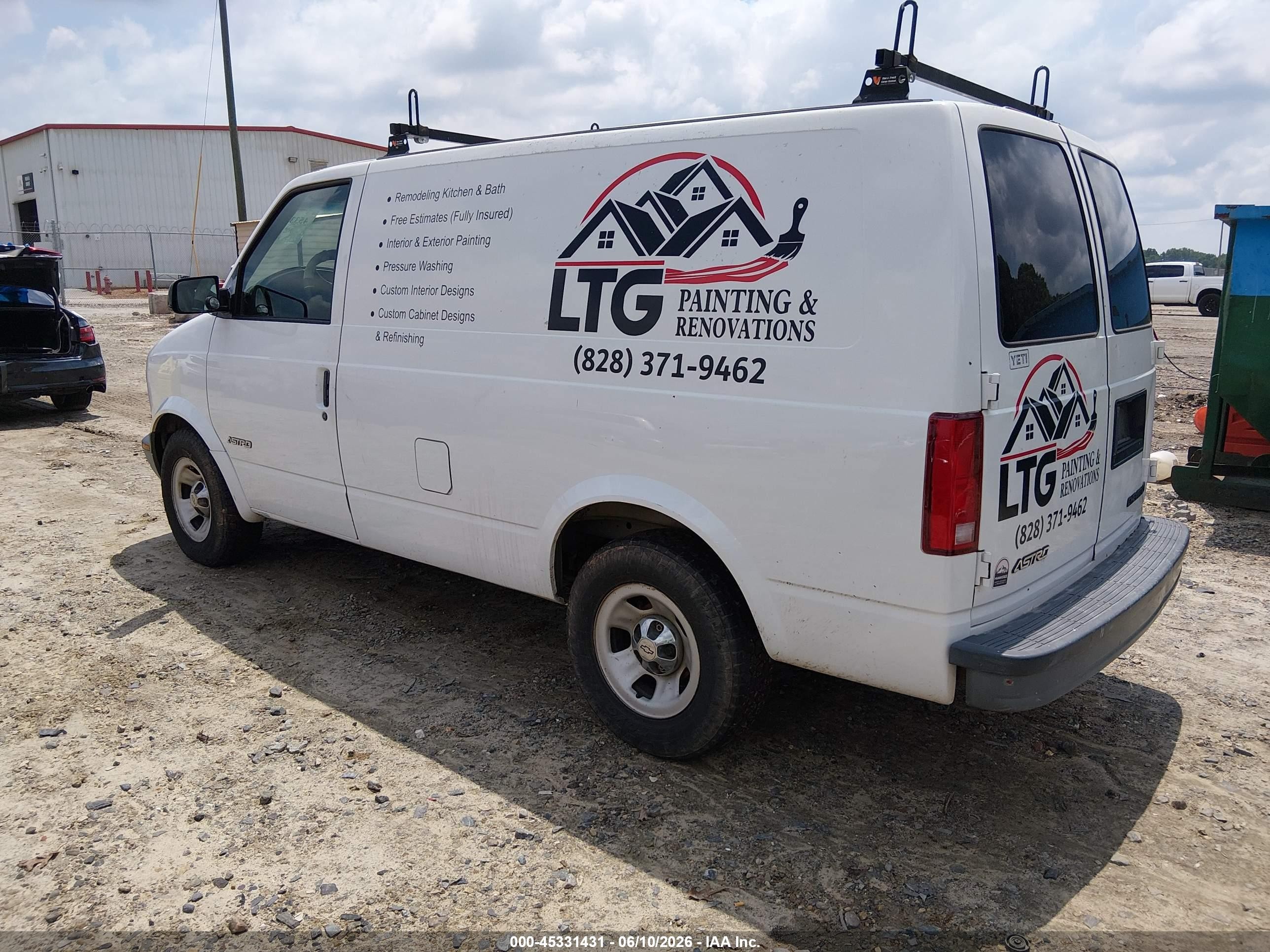 2002 Chevrolet Astro   White vin: 1GCDM19X42B116353