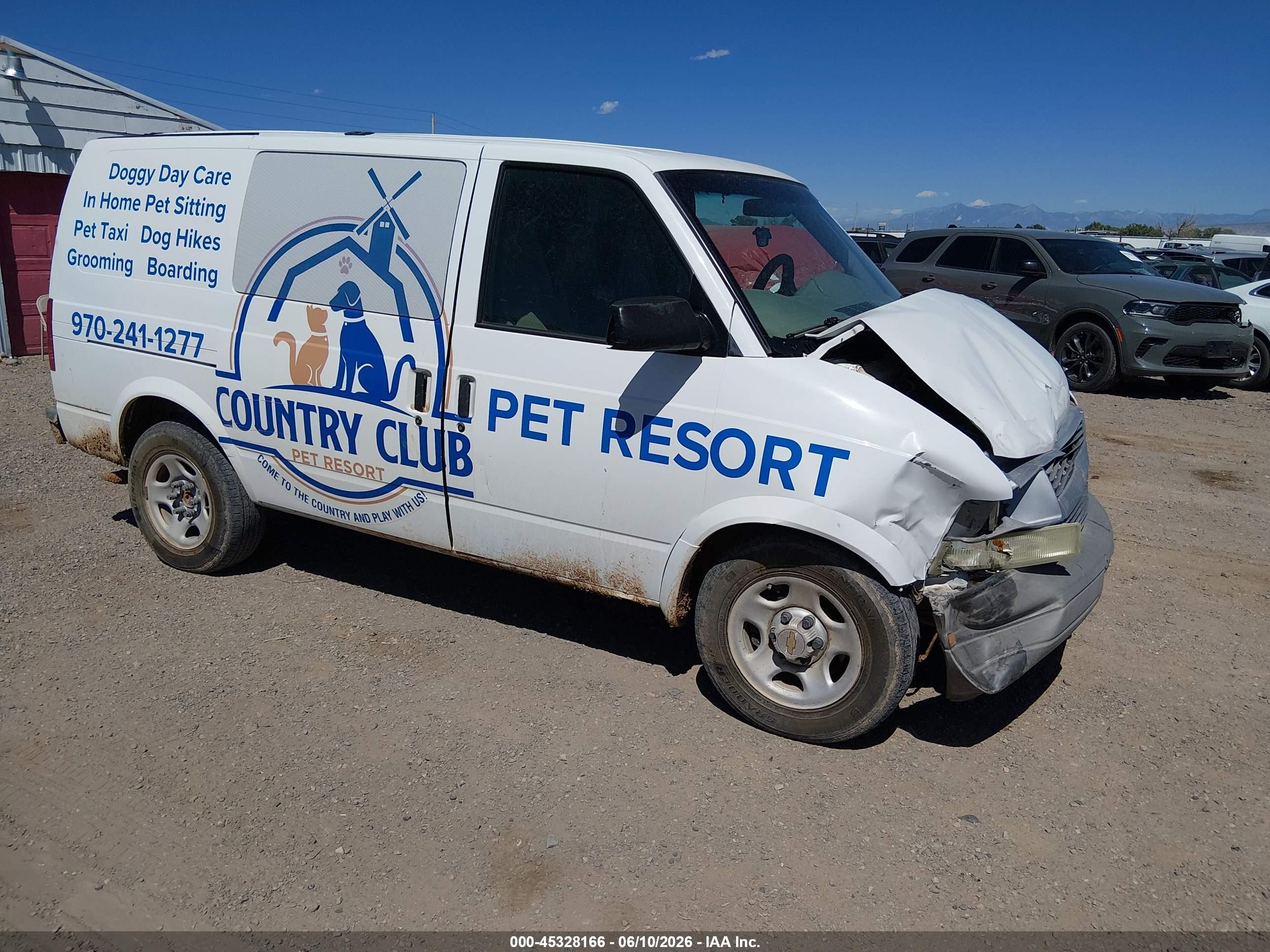 2004 Chevrolet Astro   White vin: 1GCDM19X44B114105
