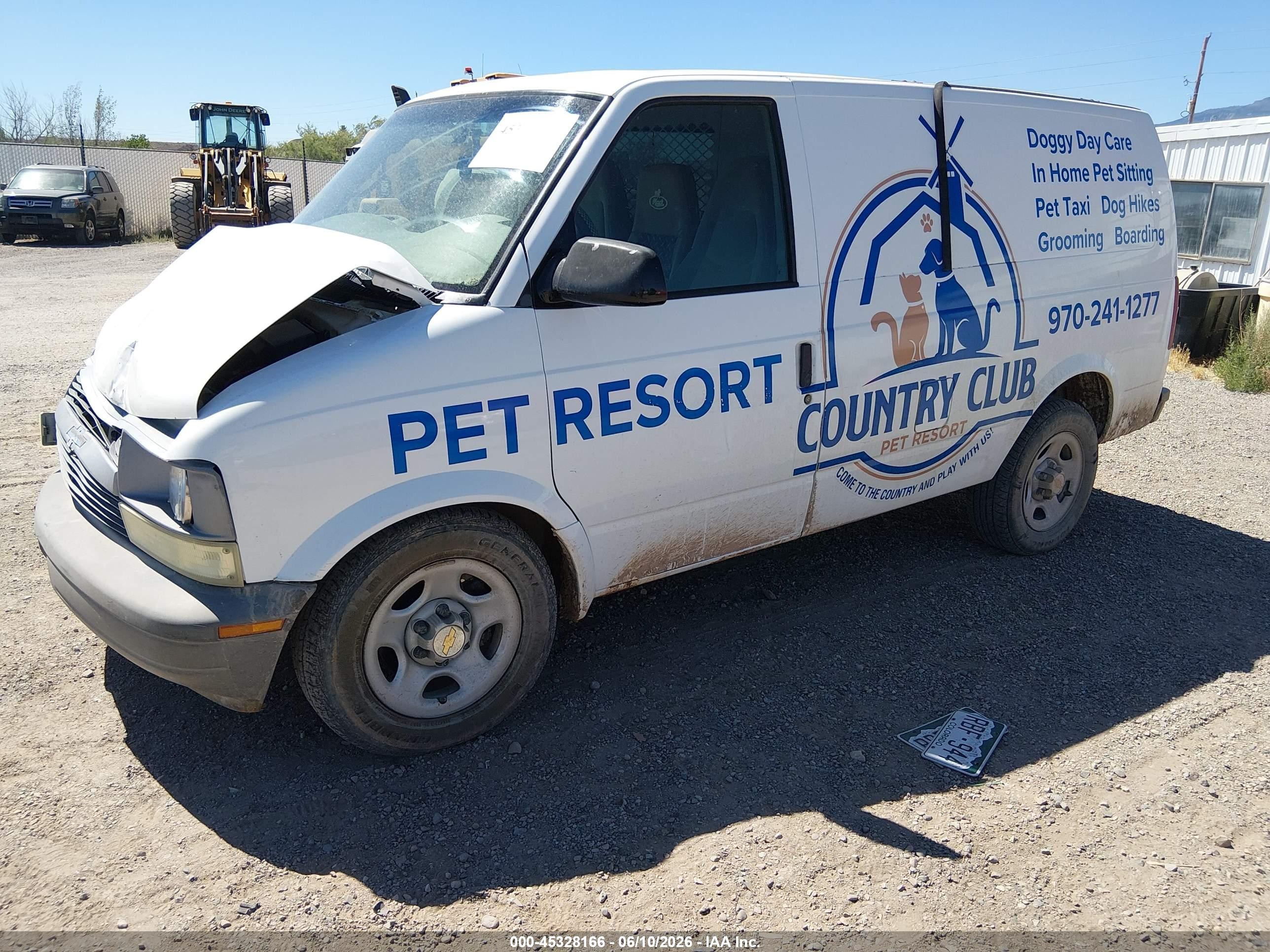 2004 Chevrolet Astro   White vin: 1GCDM19X44B114105