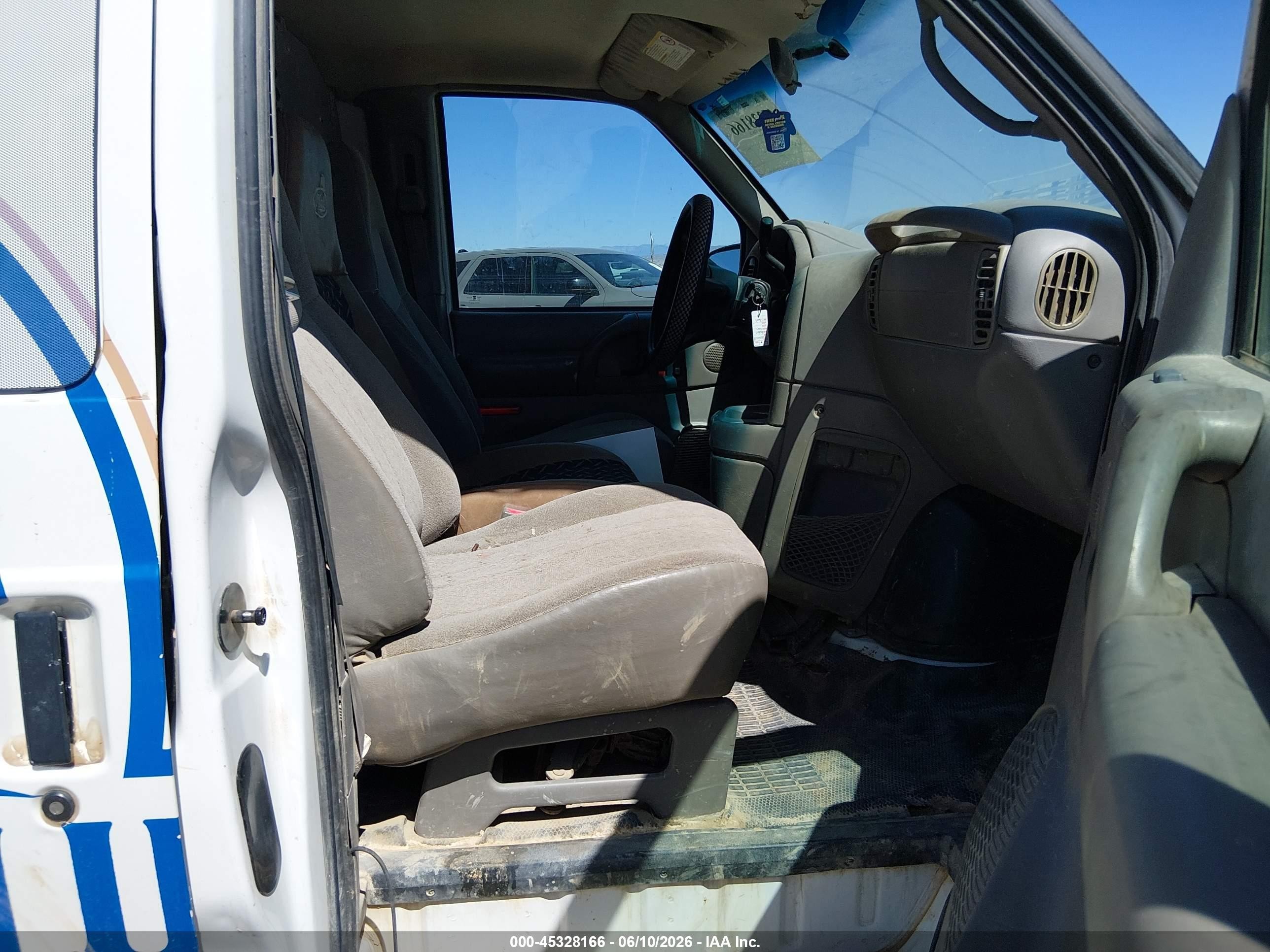 2004 Chevrolet Astro   White vin: 1GCDM19X44B114105