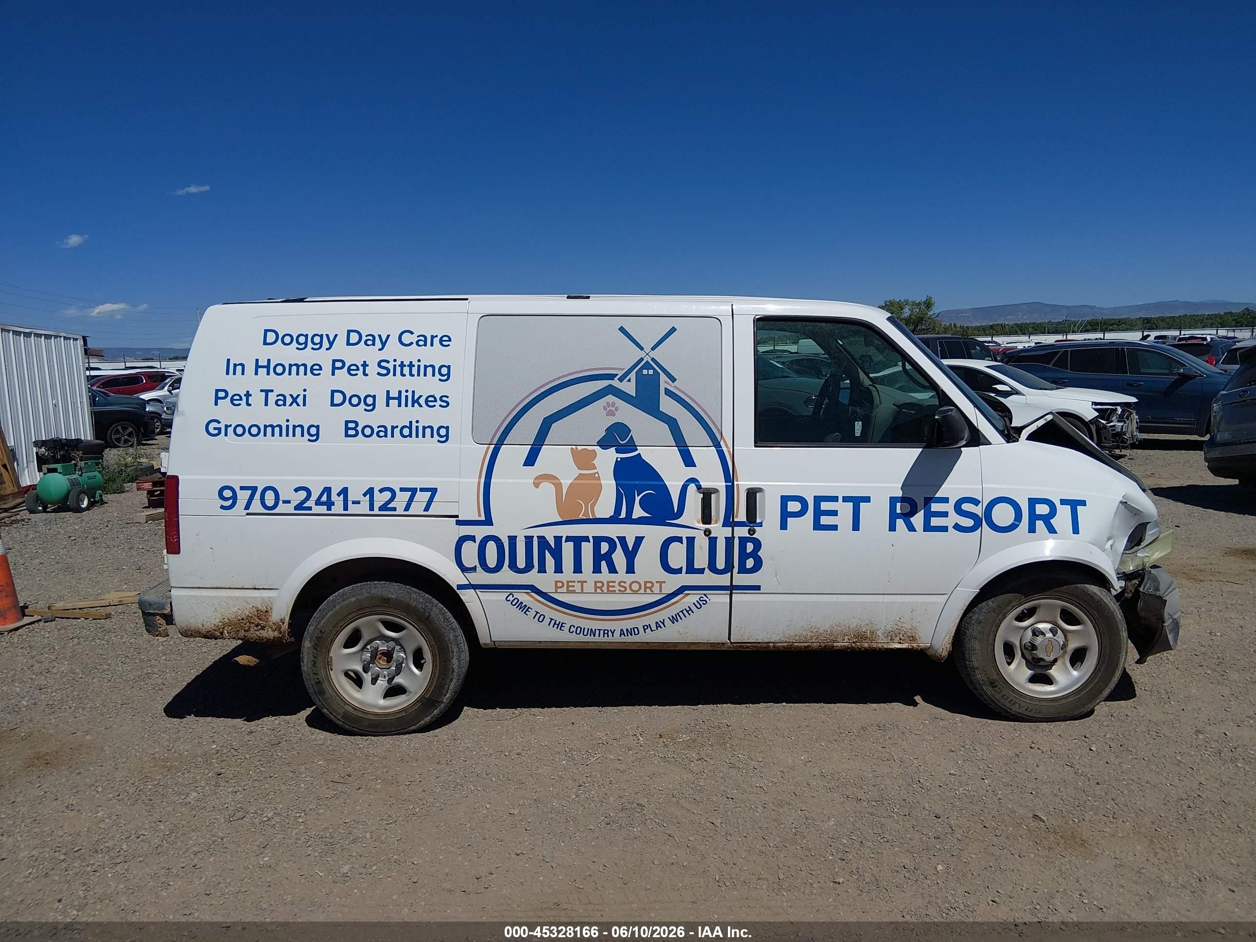 2004 Chevrolet Astro   White vin: 1GCDM19X44B114105