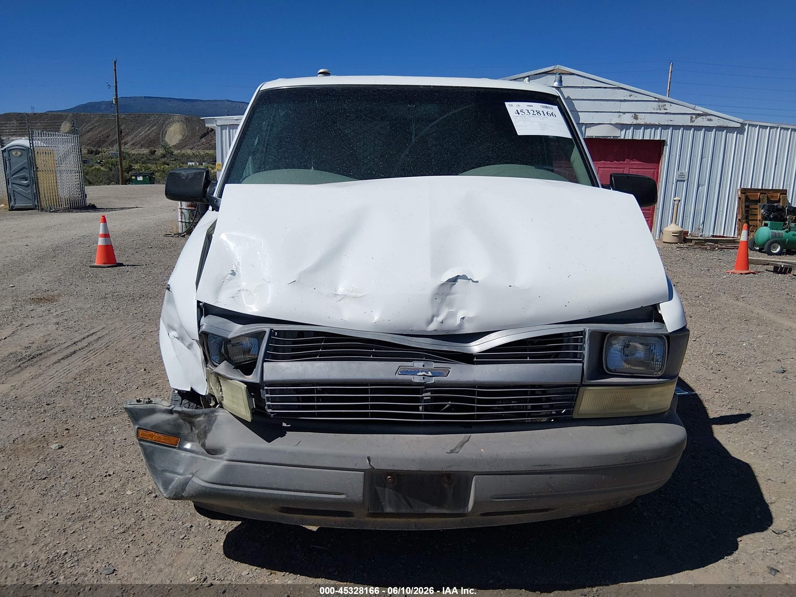 2004 Chevrolet Astro   White vin: 1GCDM19X44B114105