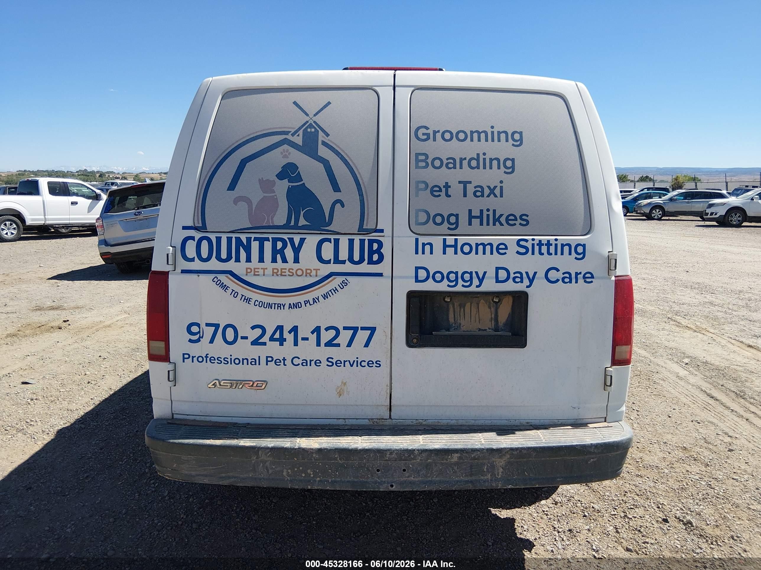 2004 Chevrolet Astro   White vin: 1GCDM19X44B114105
