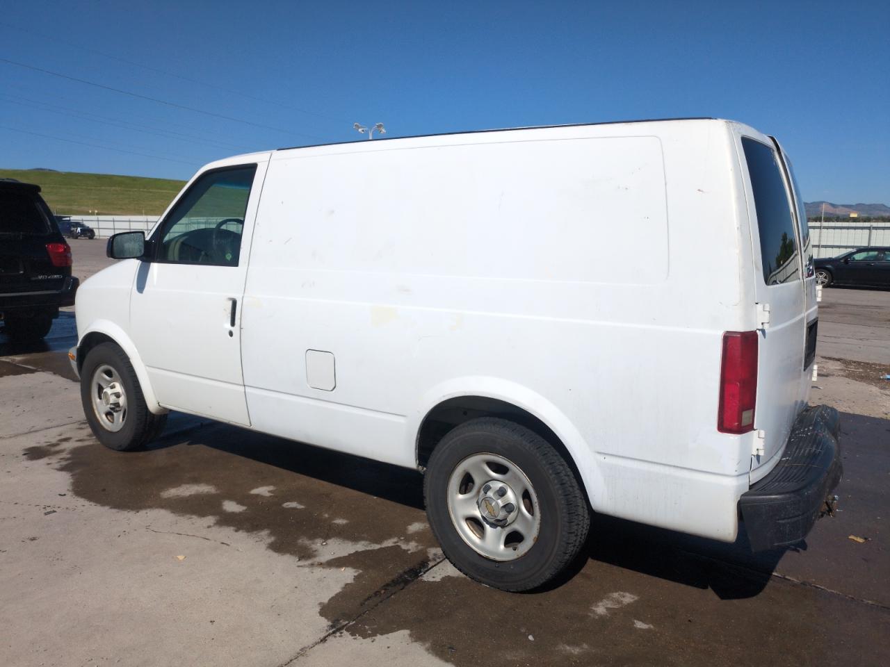 2004 Chevrolet Astro White vin: 1GCDM19X44B132068
