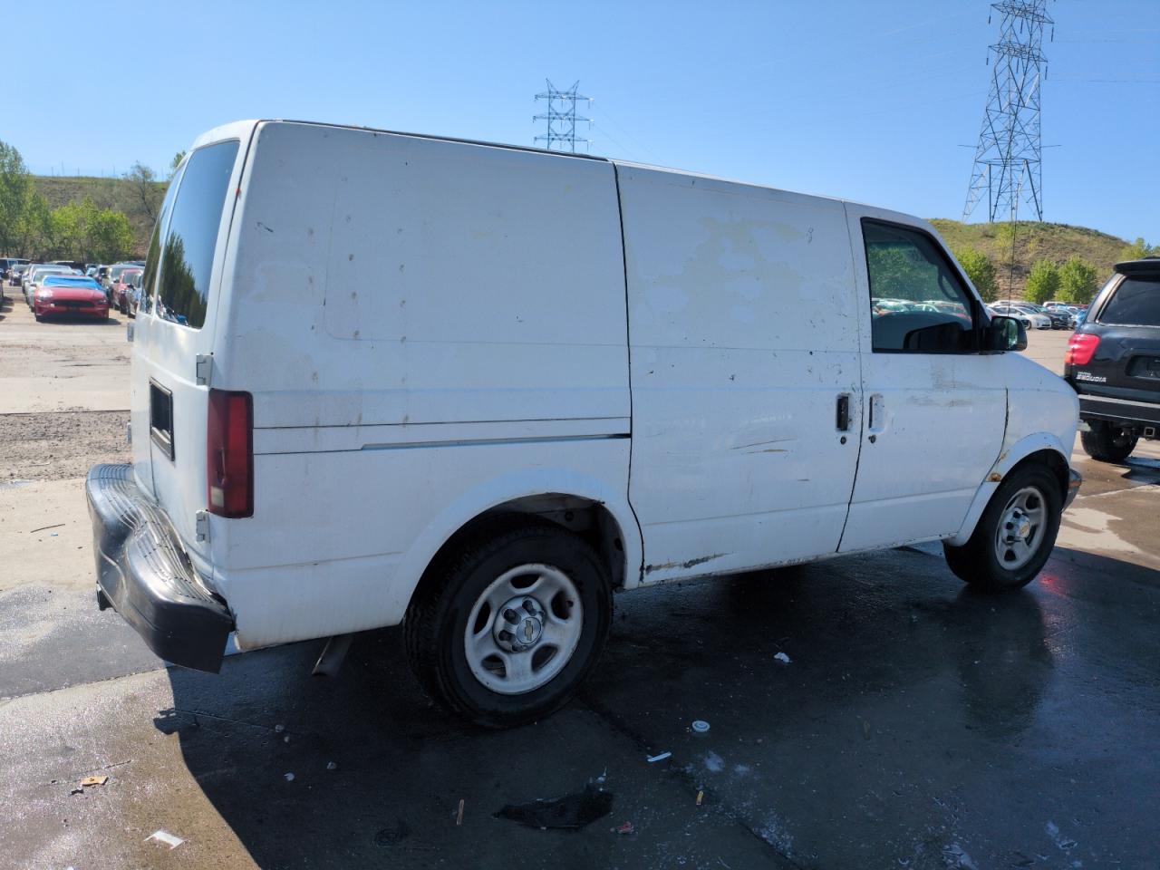 2004 Chevrolet Astro White vin: 1GCDM19X44B132068