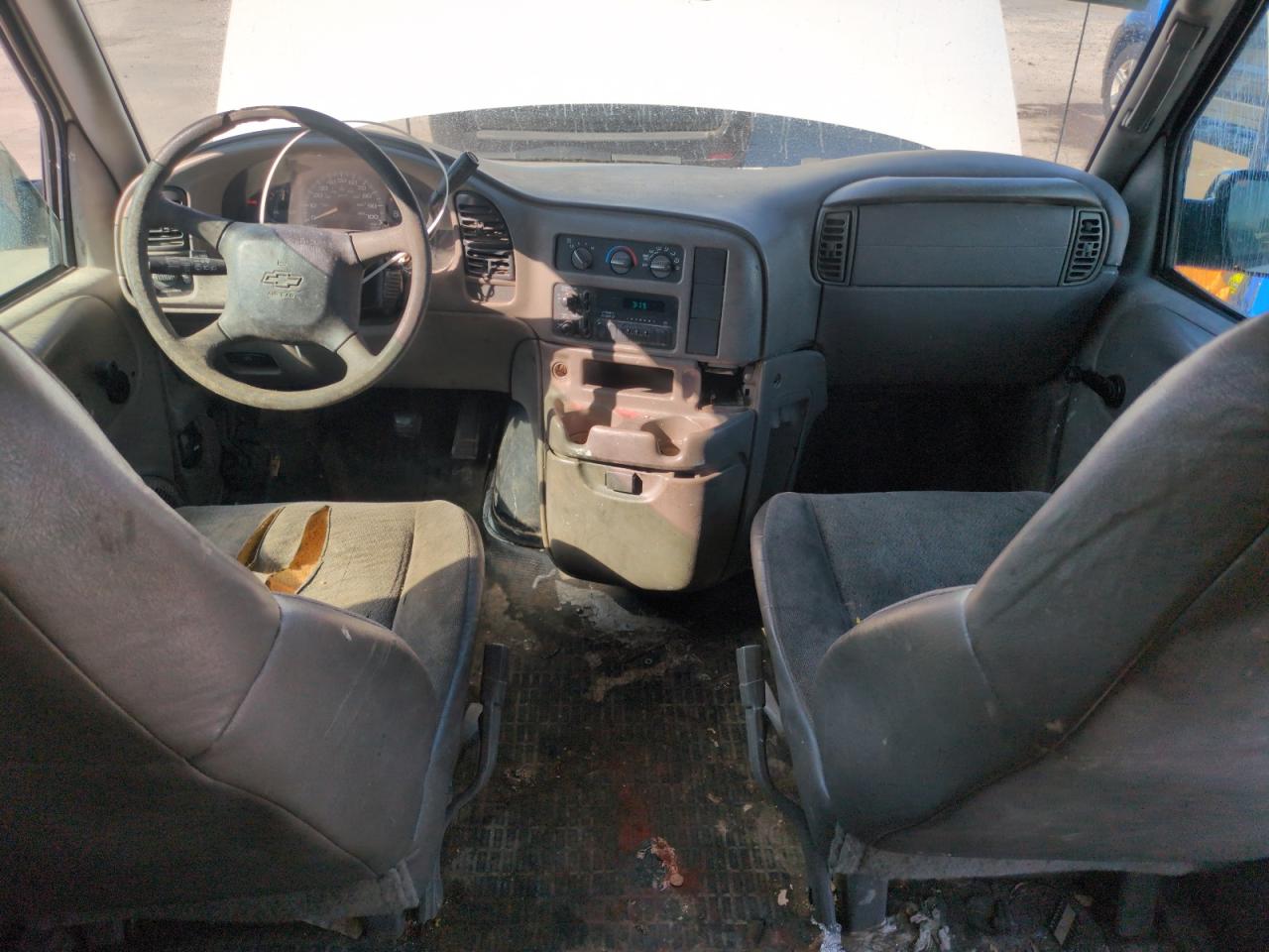 2004 Chevrolet Astro White vin: 1GCDM19X44B132068