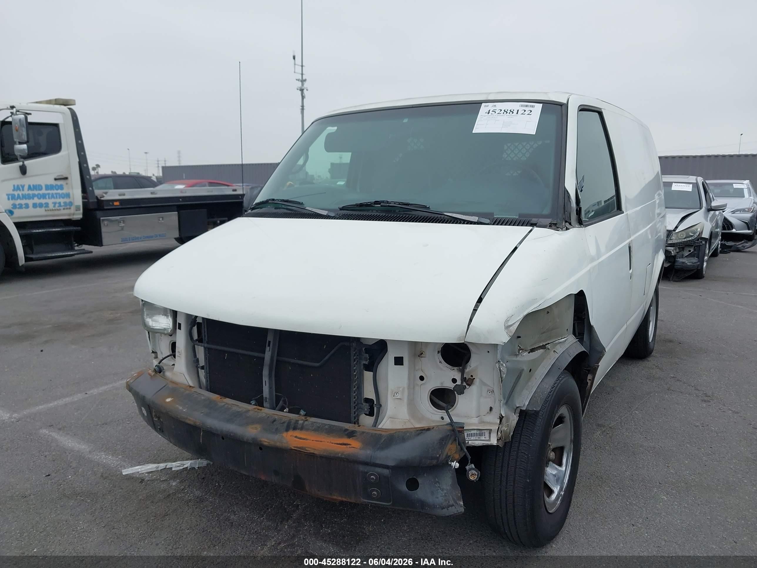 2002 Chevrolet Astro   White vin: 1GCDM19X52B122436