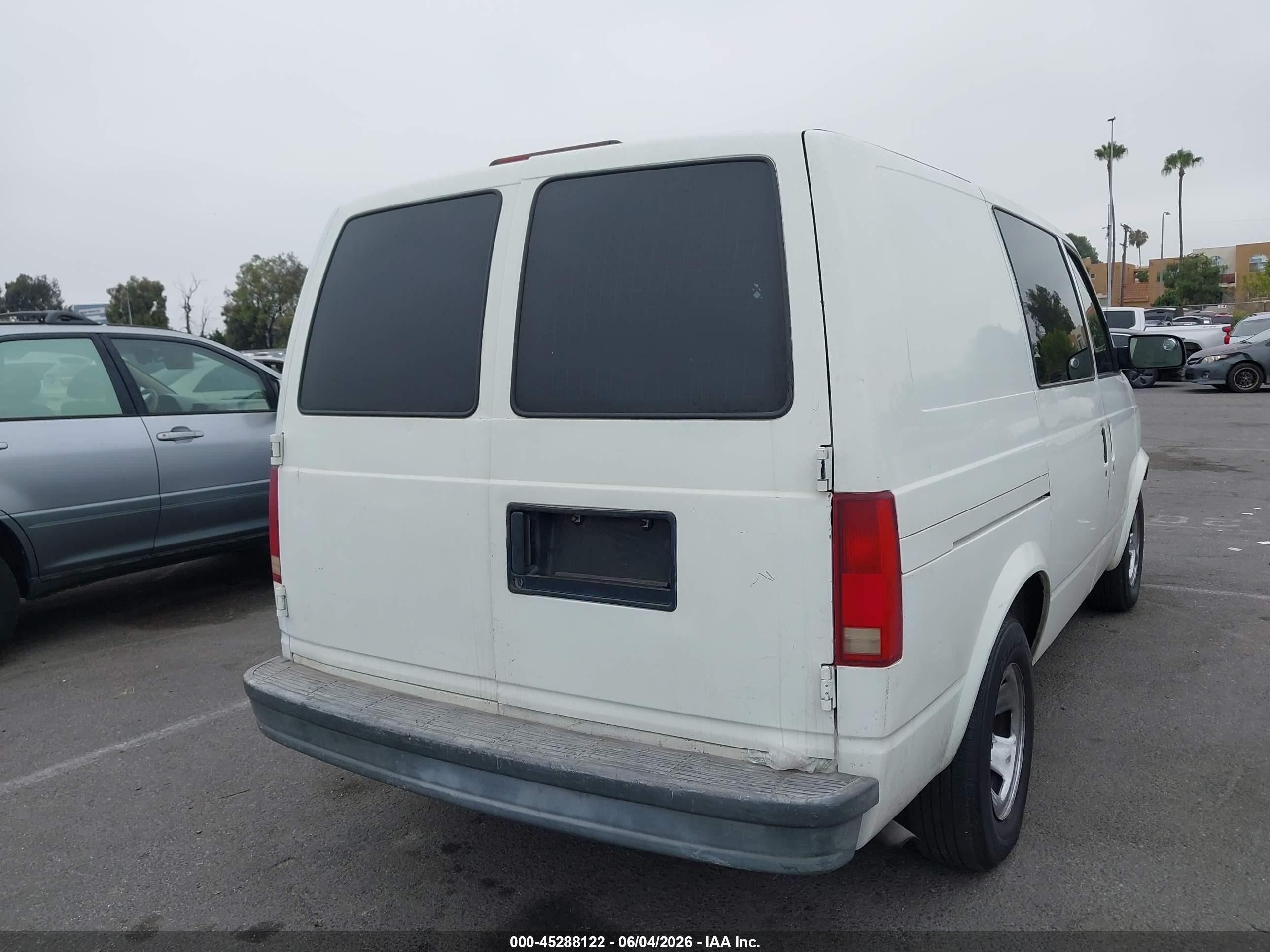 2002 Chevrolet Astro   White vin: 1GCDM19X52B122436