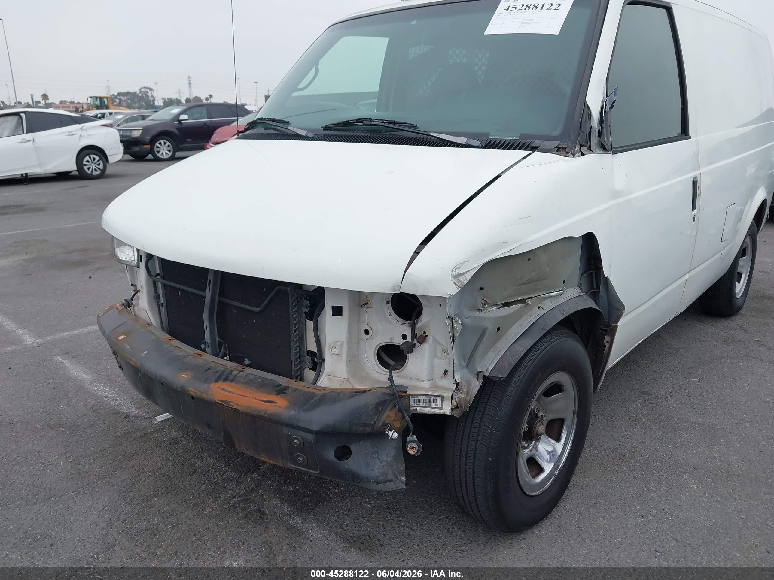 2002 Chevrolet Astro   White vin: 1GCDM19X52B122436