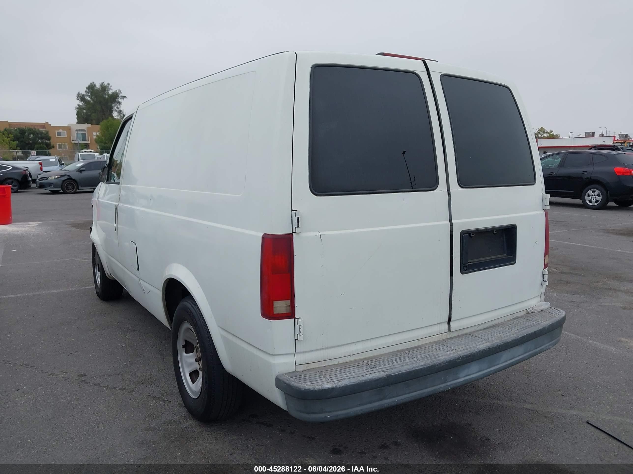 2002 Chevrolet Astro   White vin: 1GCDM19X52B122436