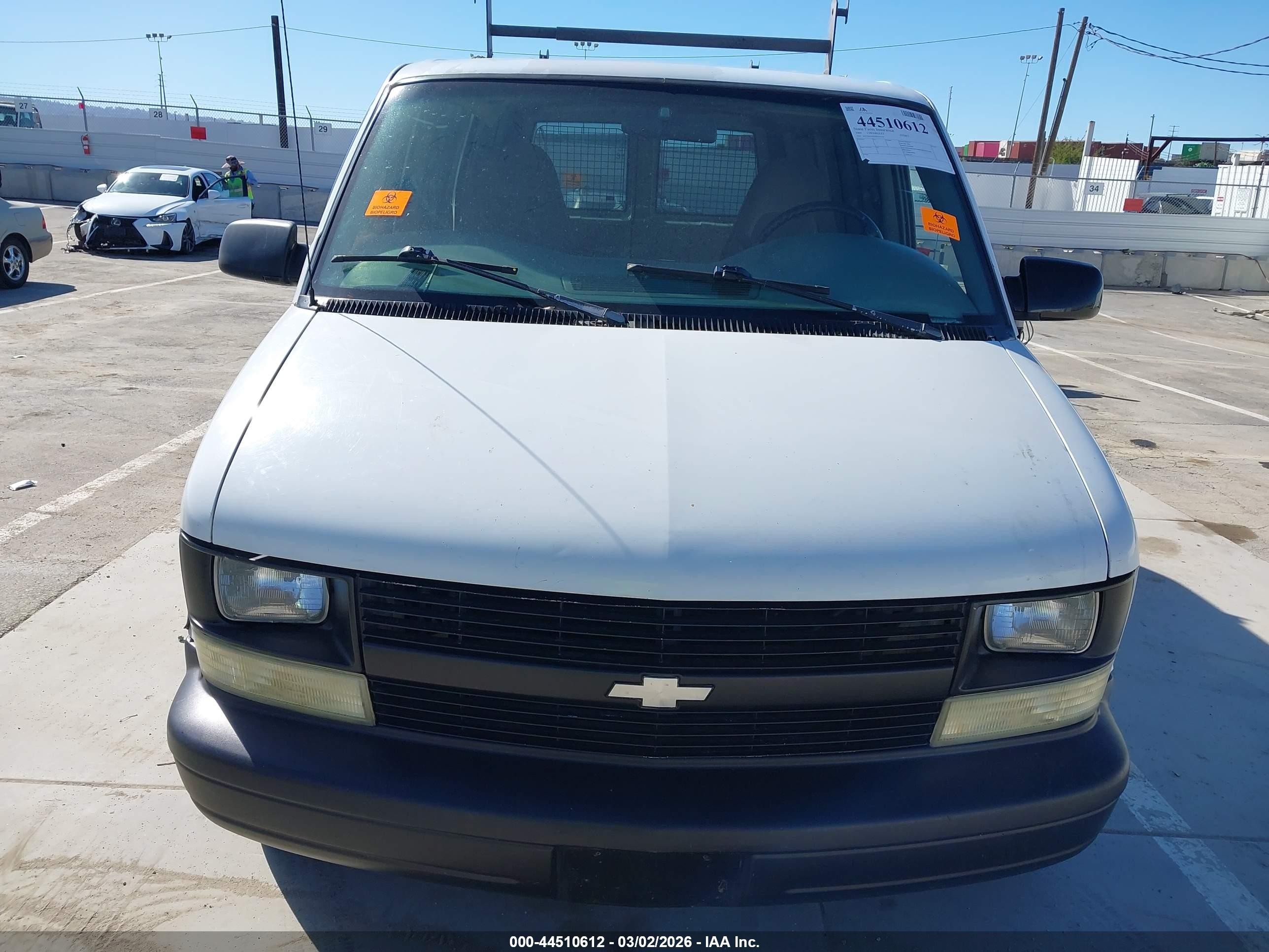 2004 Chevrolet Astro   White vin: 1GCDM19X54B103520