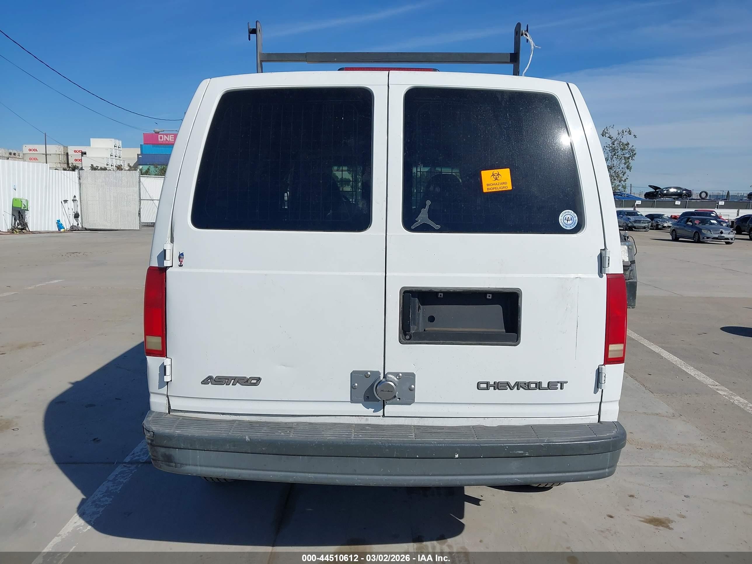 2004 Chevrolet Astro   White vin: 1GCDM19X54B103520