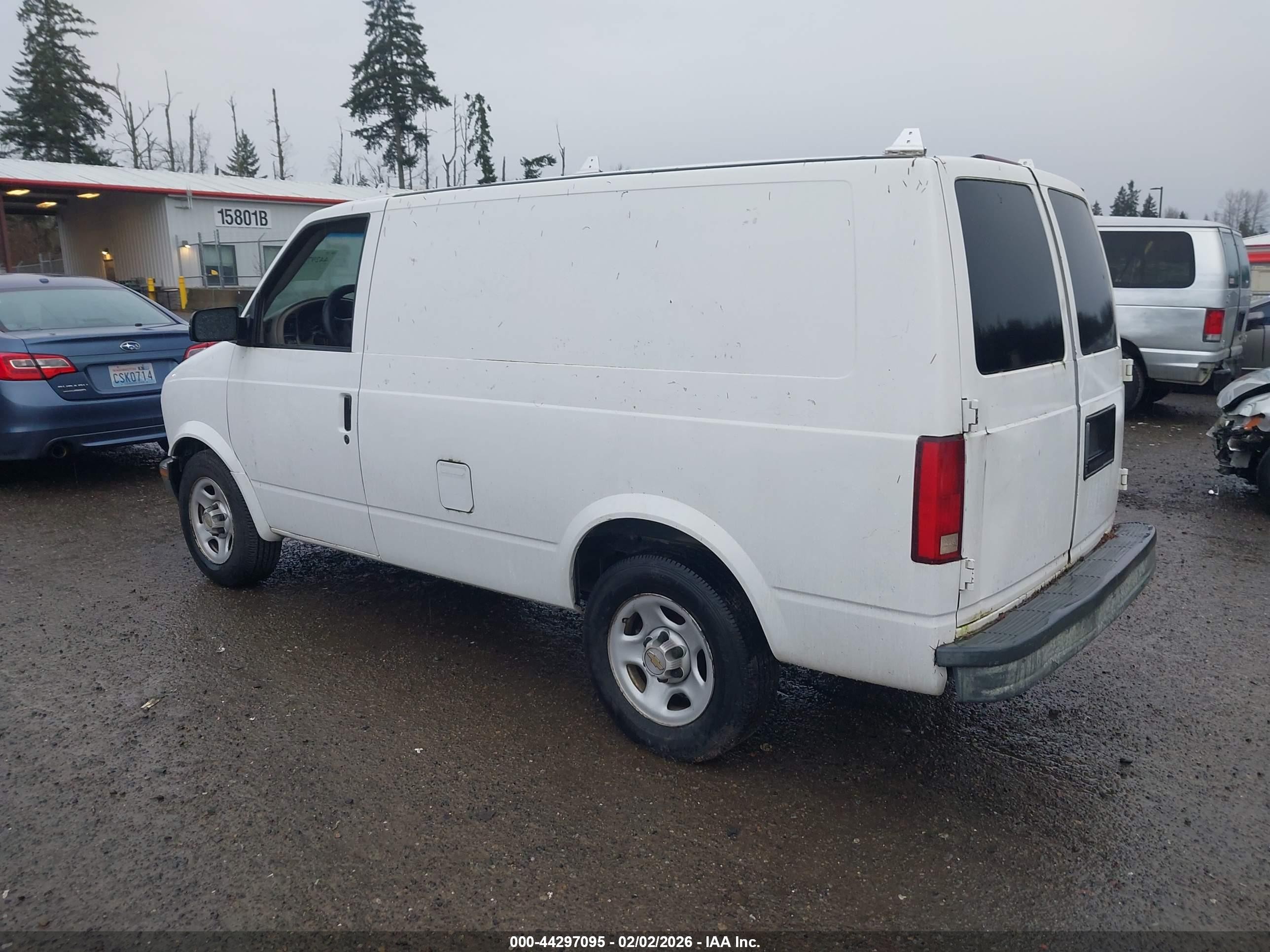 2004 Chevrolet Astro   White vin: 1GCDM19X54B123301