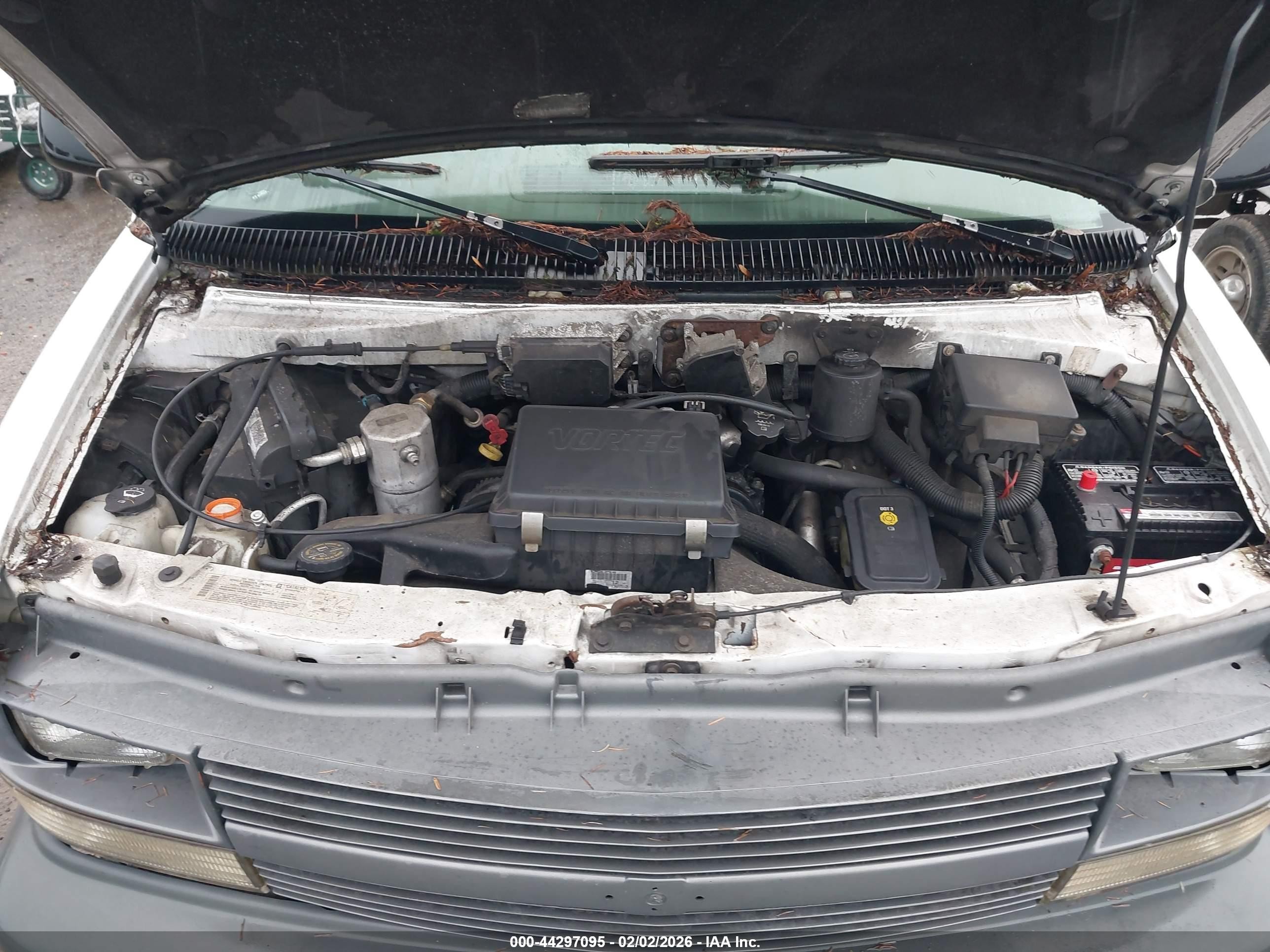 2004 Chevrolet Astro   White vin: 1GCDM19X54B123301