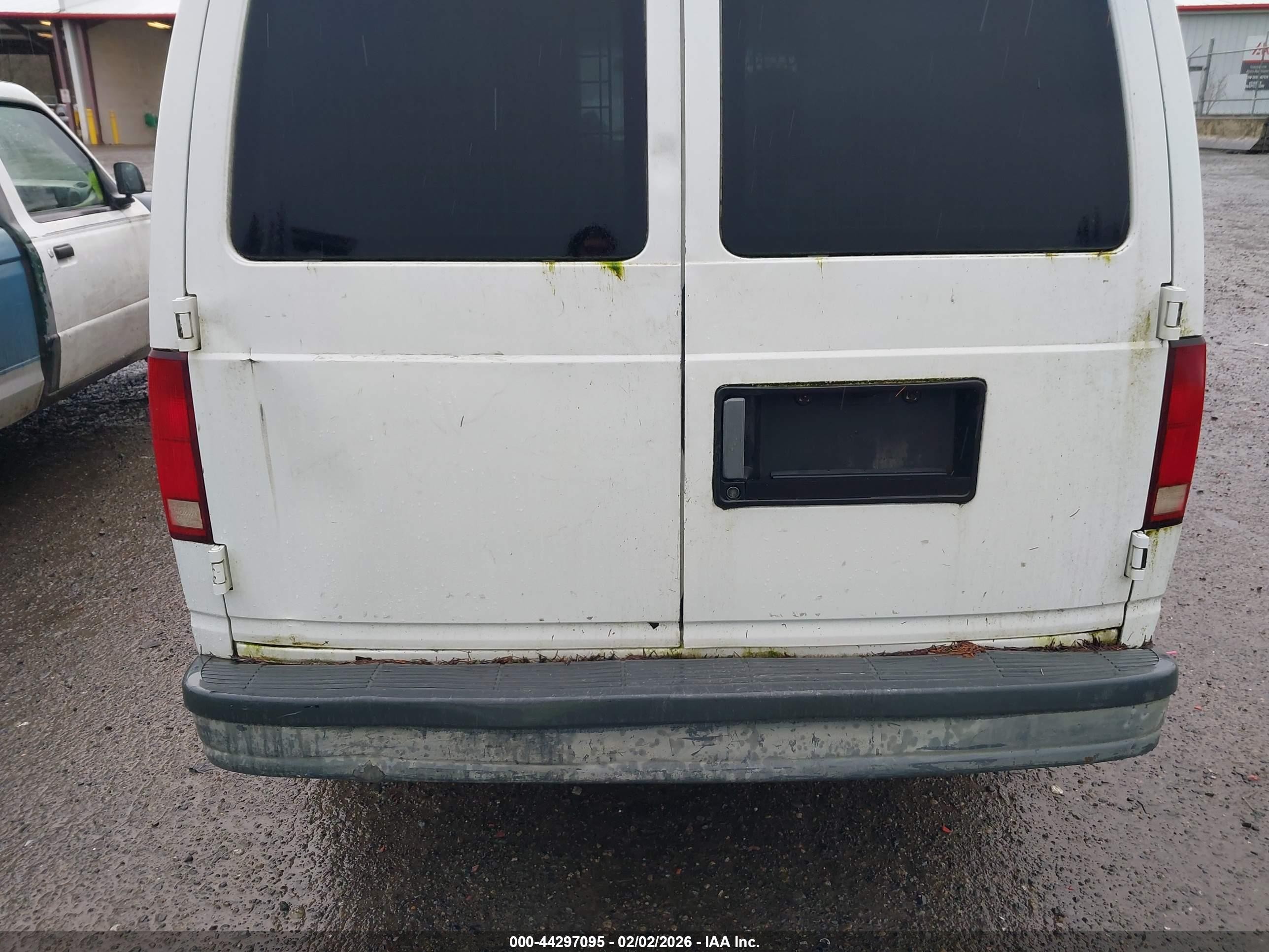 2004 Chevrolet Astro   White vin: 1GCDM19X54B123301