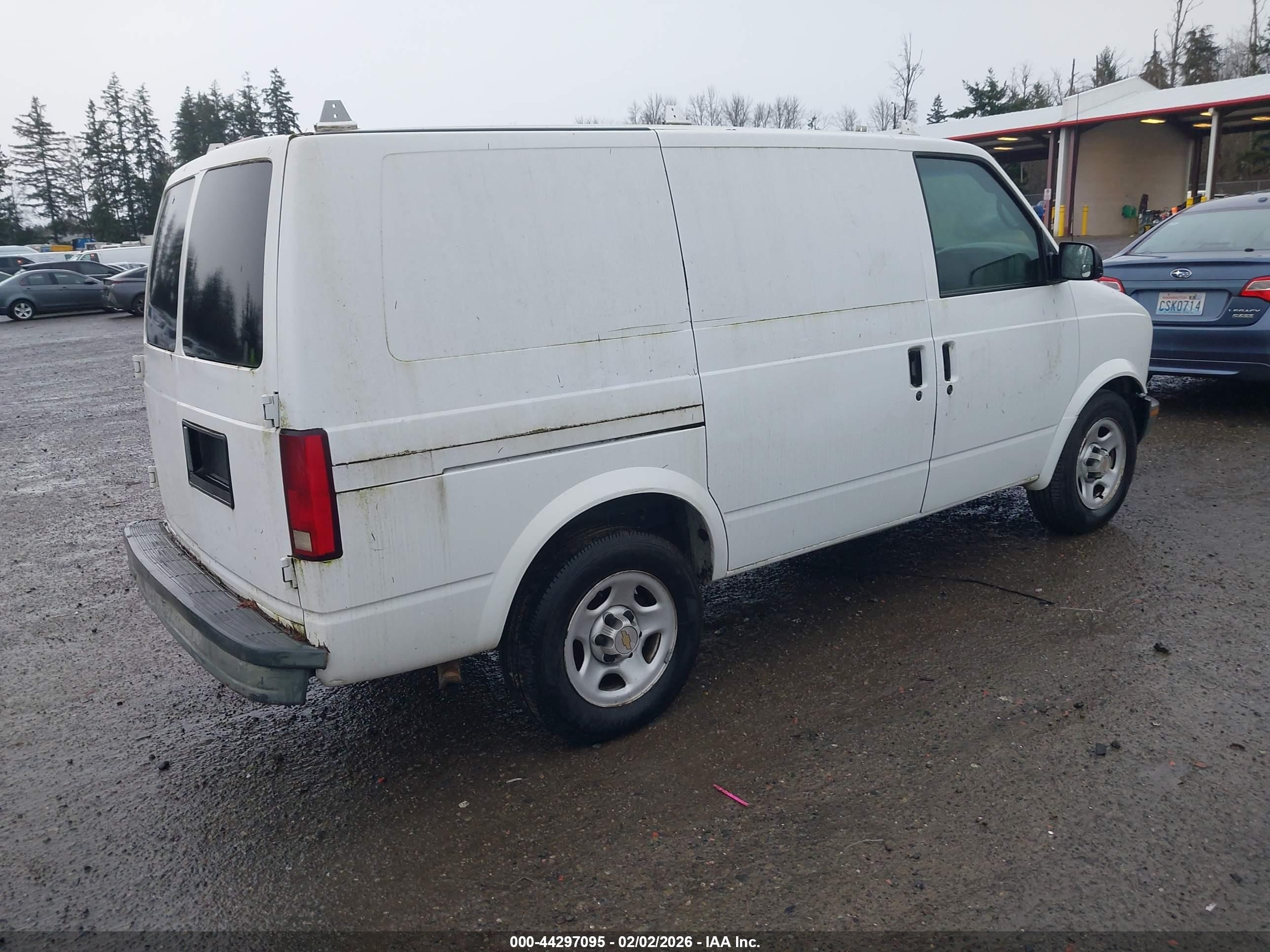 2004 Chevrolet Astro   White vin: 1GCDM19X54B123301