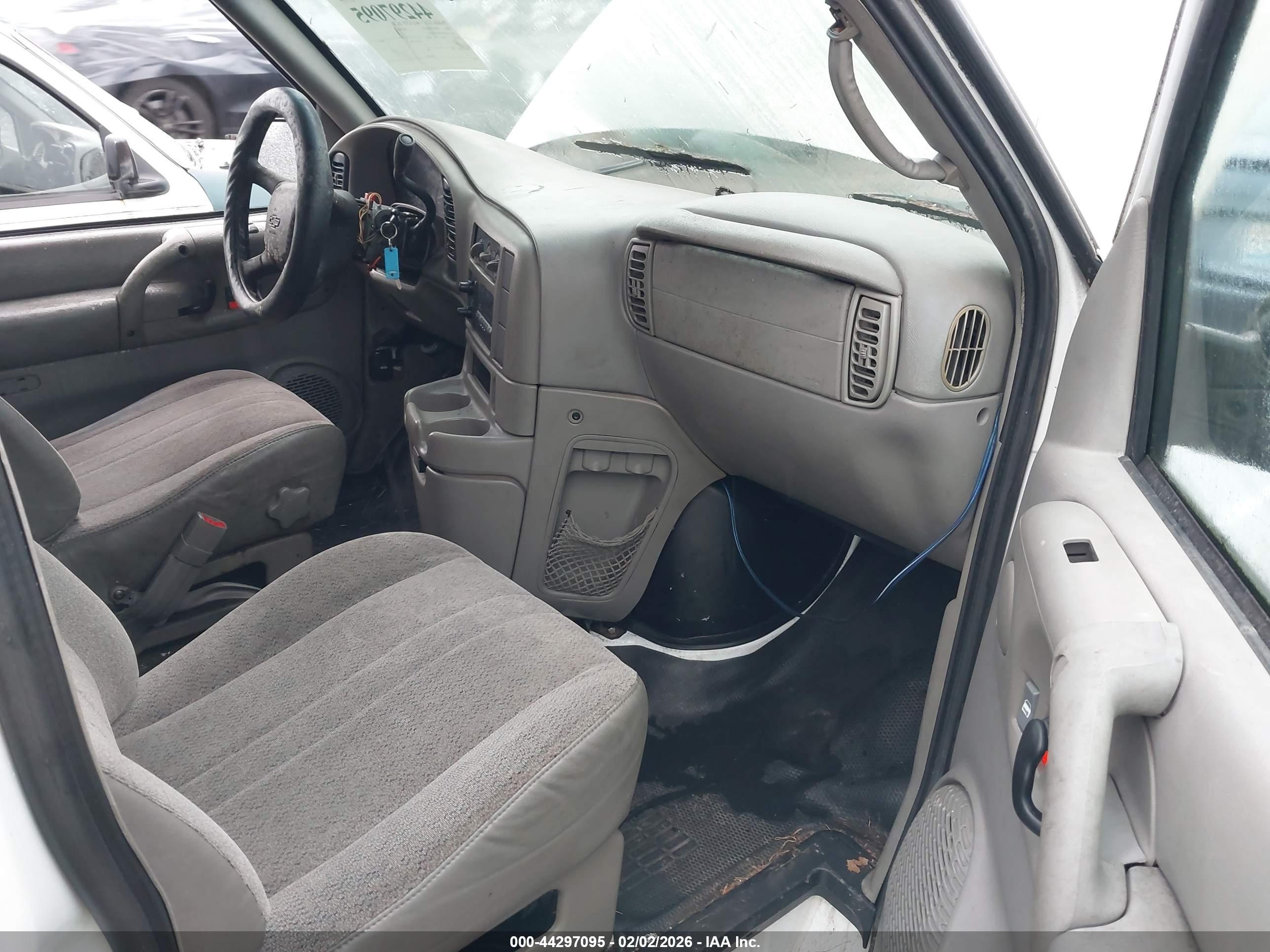2004 Chevrolet Astro   White vin: 1GCDM19X54B123301