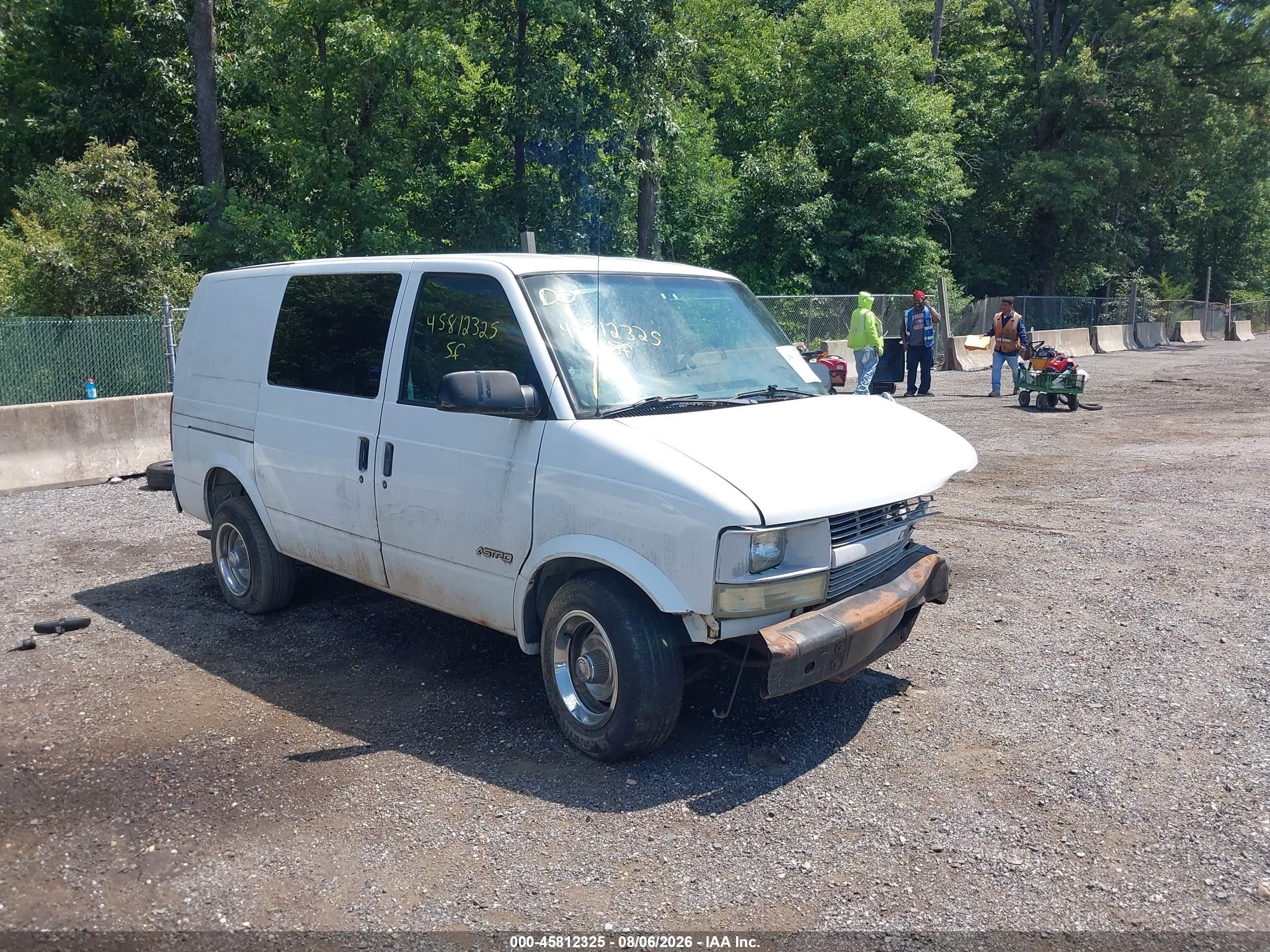 2002 Chevrolet Astro   White vin: 1GCDM19X62B117651