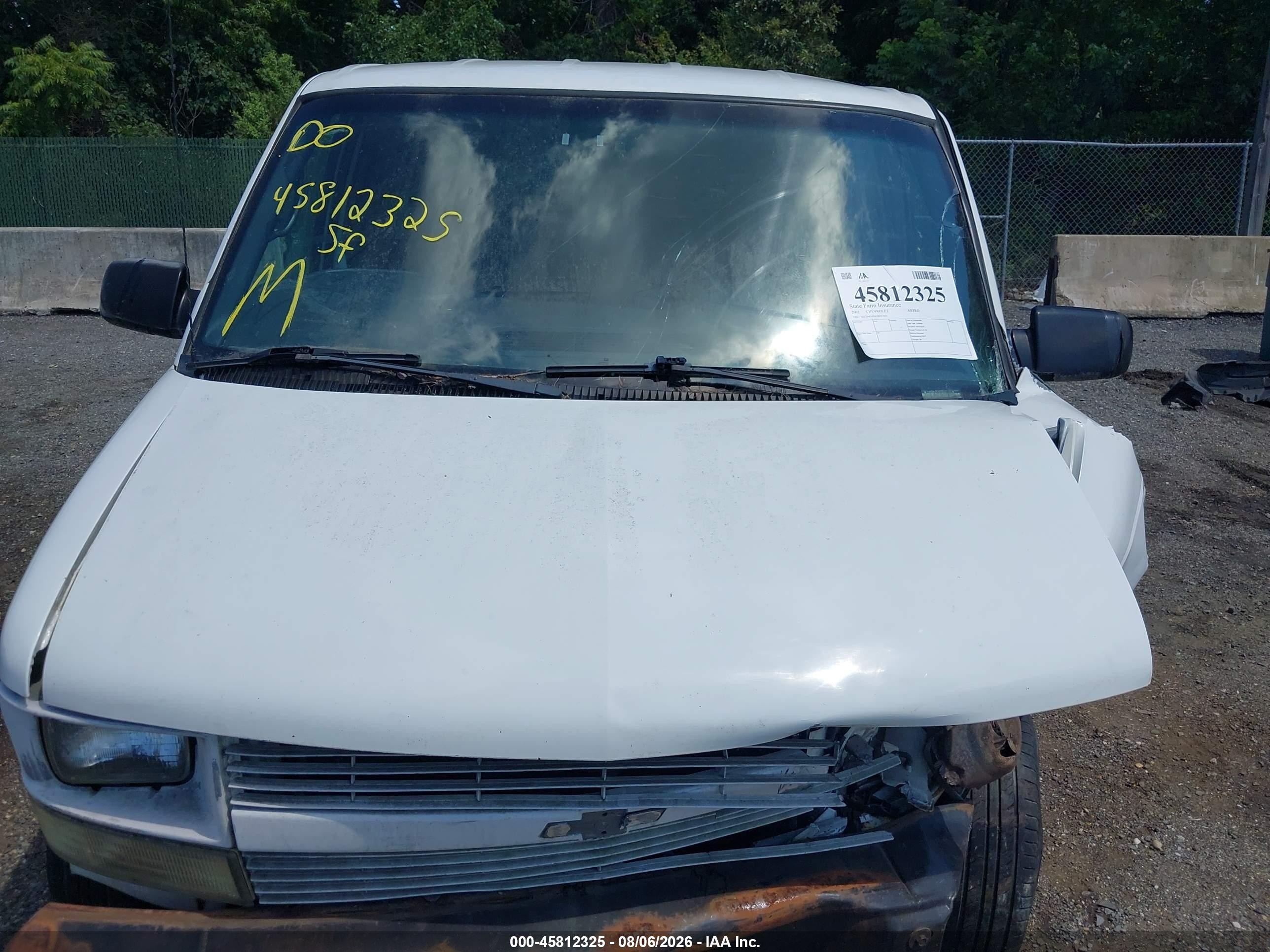 2002 Chevrolet Astro   White vin: 1GCDM19X62B117651