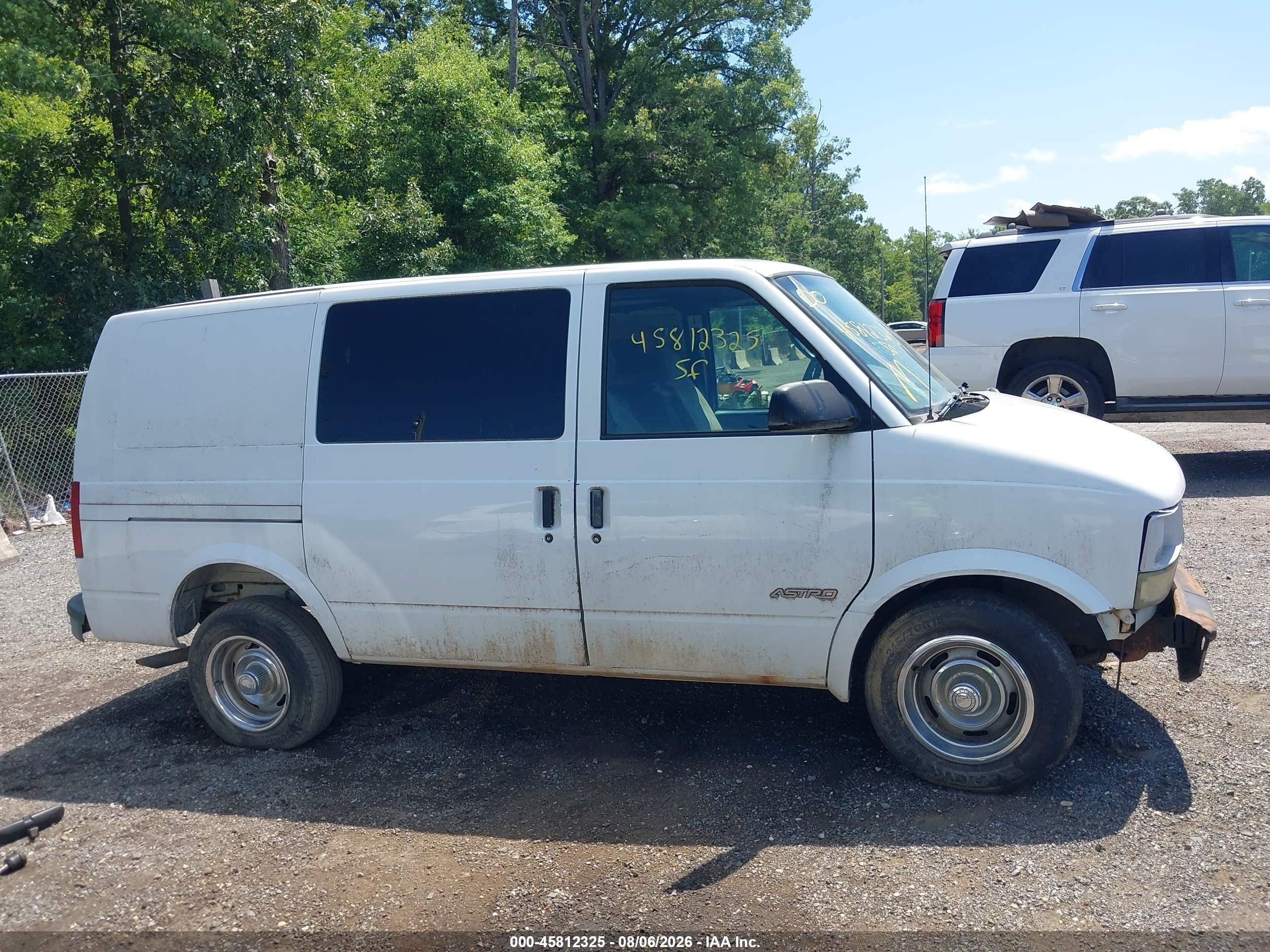 2002 Chevrolet Astro   White vin: 1GCDM19X62B117651