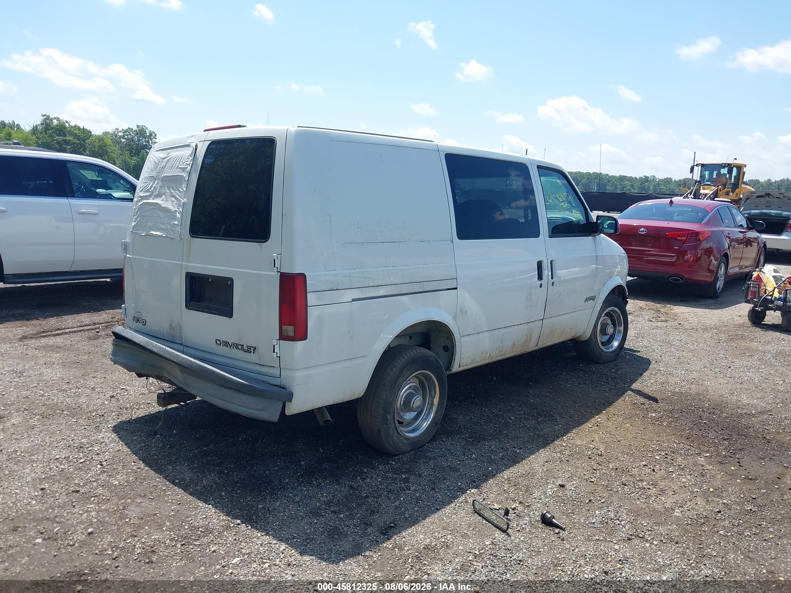 2002 Chevrolet Astro   White vin: 1GCDM19X62B117651