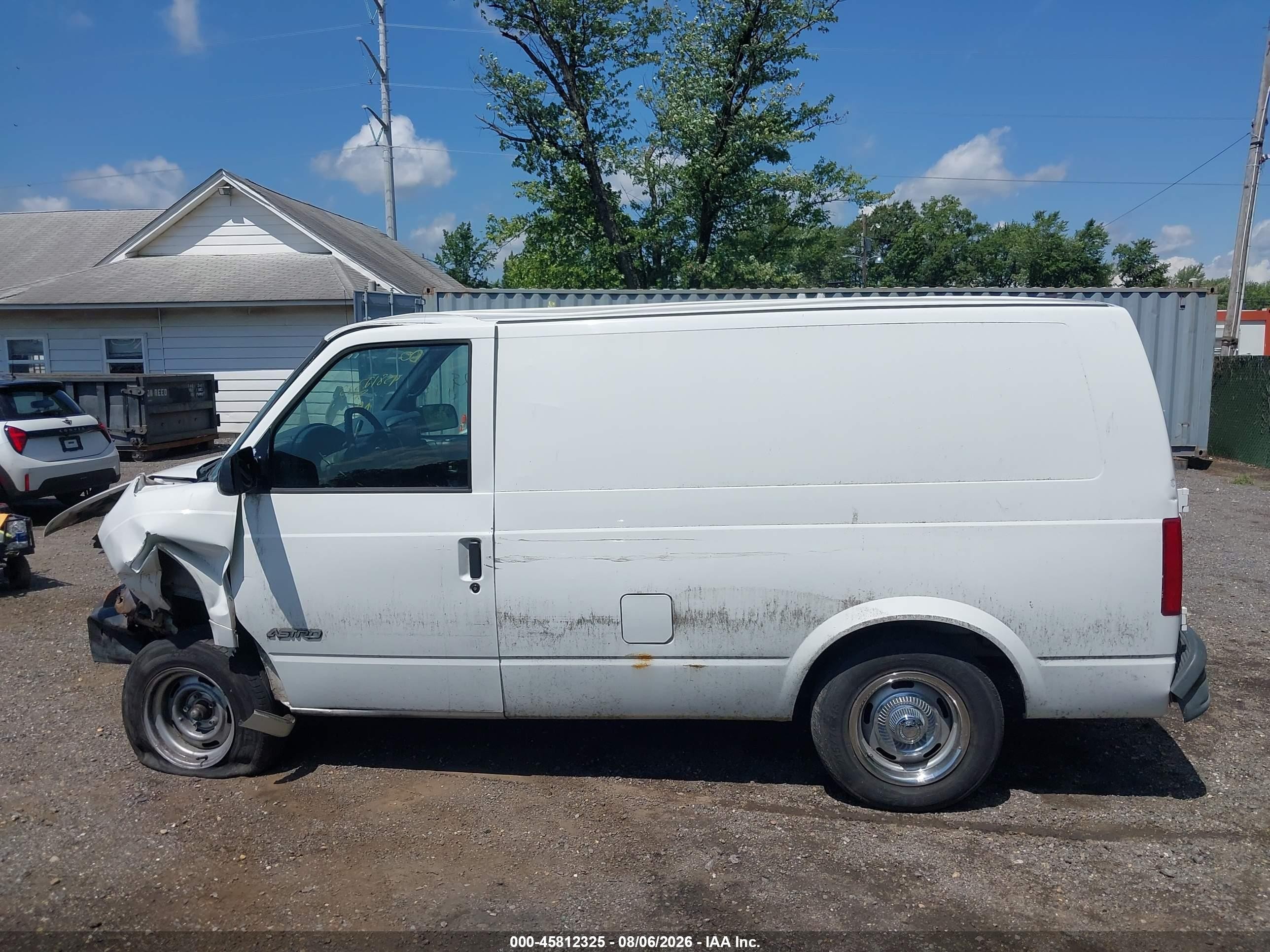 2002 Chevrolet Astro   White vin: 1GCDM19X62B117651
