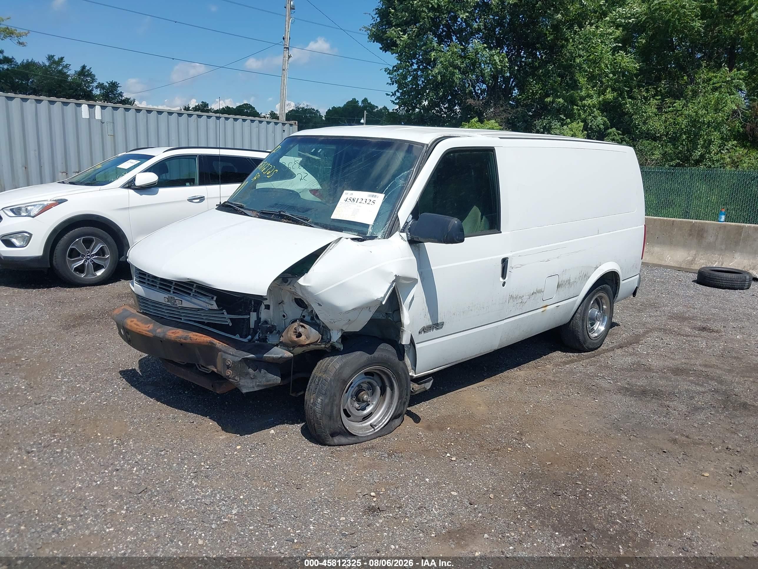 2002 Chevrolet Astro   White vin: 1GCDM19X62B117651