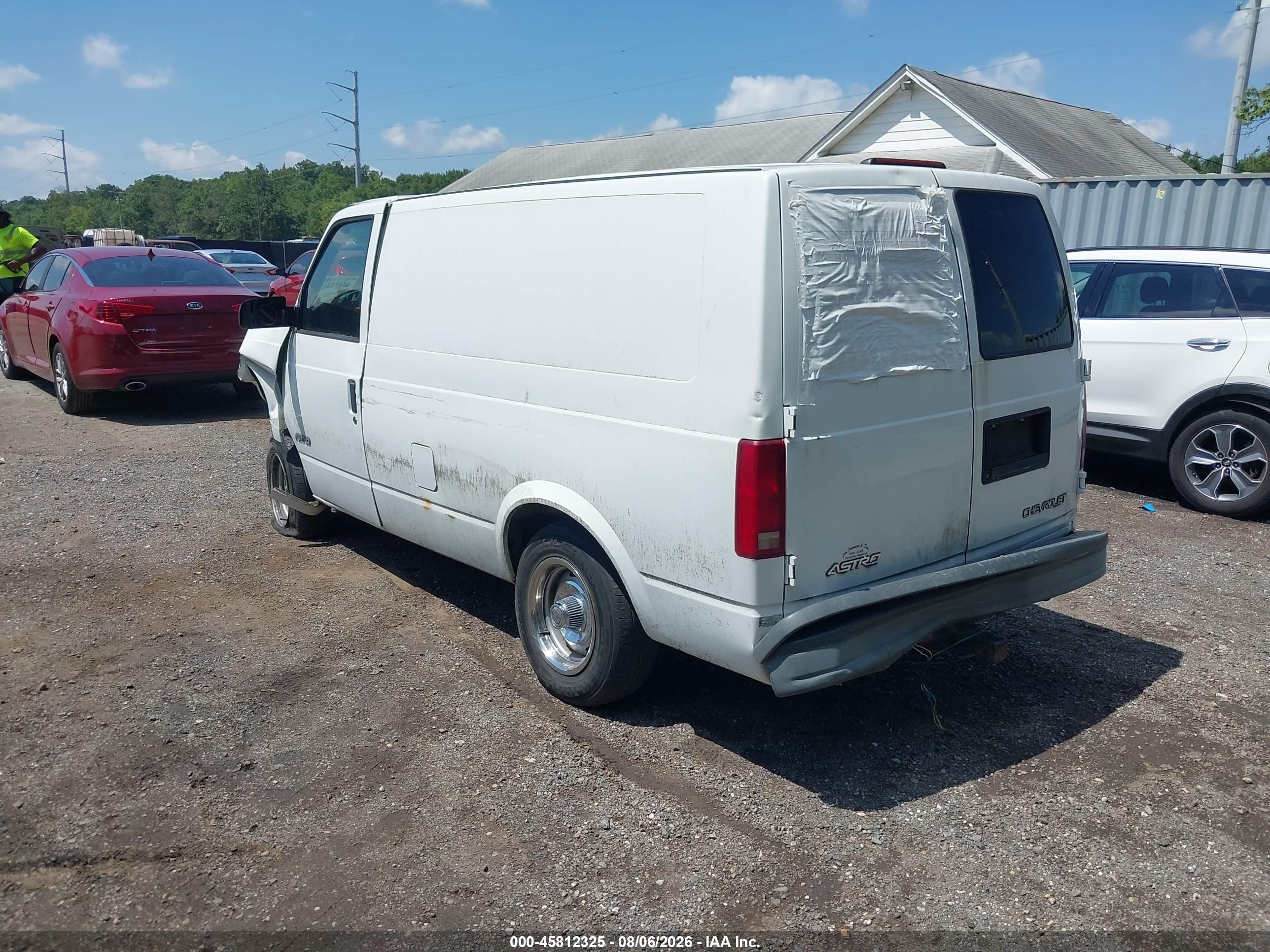 2002 Chevrolet Astro   White vin: 1GCDM19X62B117651