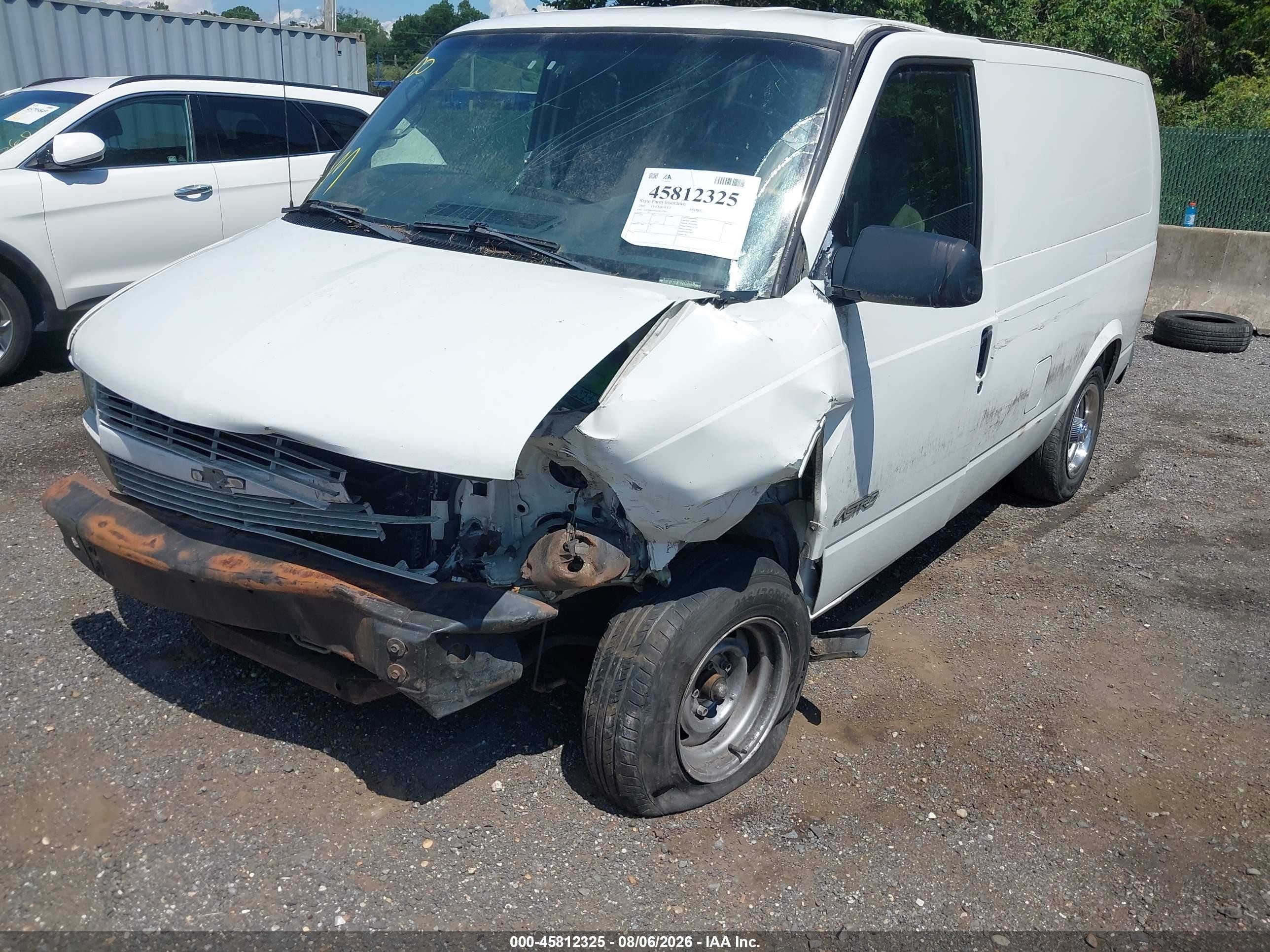 2002 Chevrolet Astro   White vin: 1GCDM19X62B117651