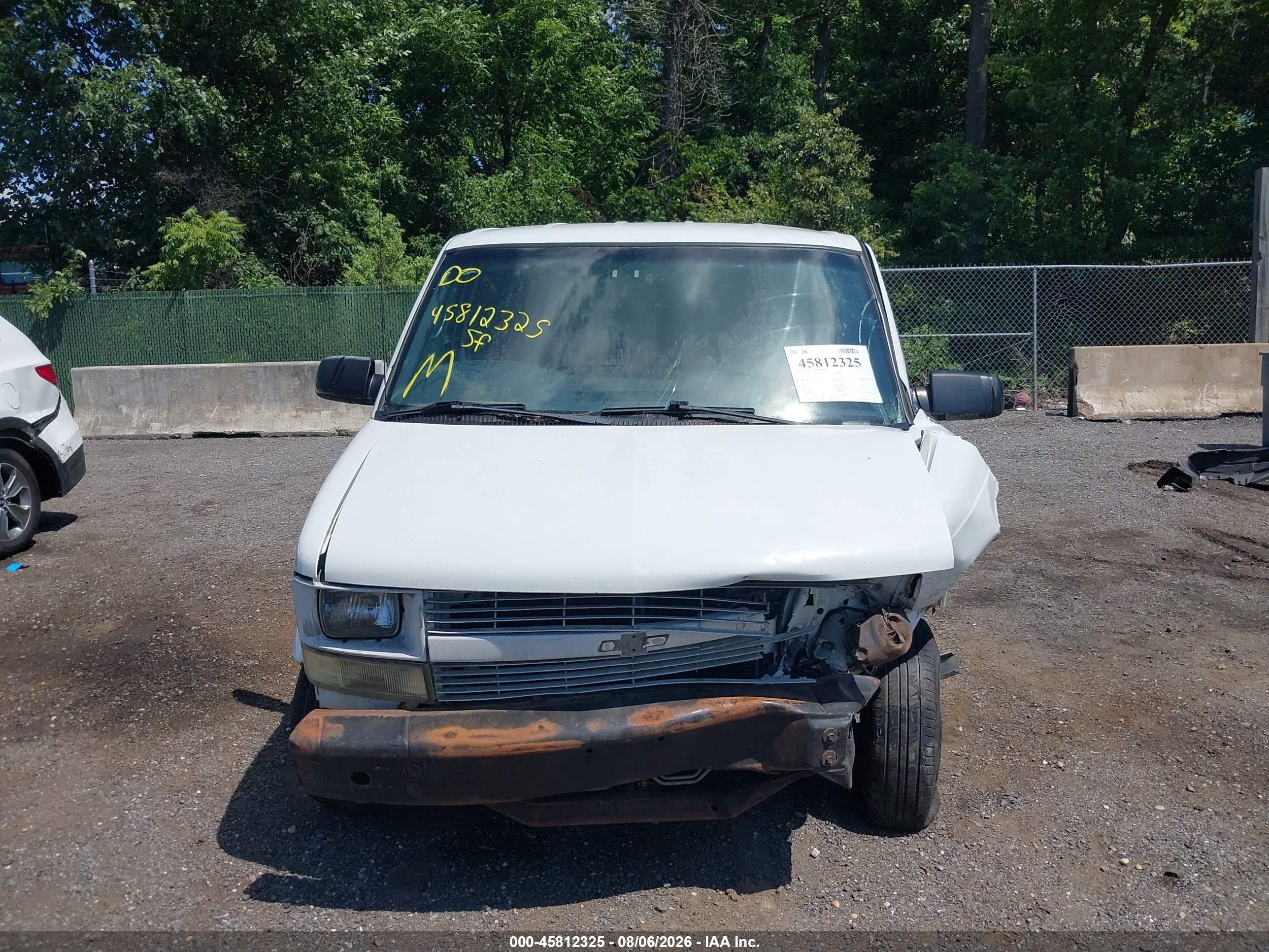 2002 Chevrolet Astro   White vin: 1GCDM19X62B117651