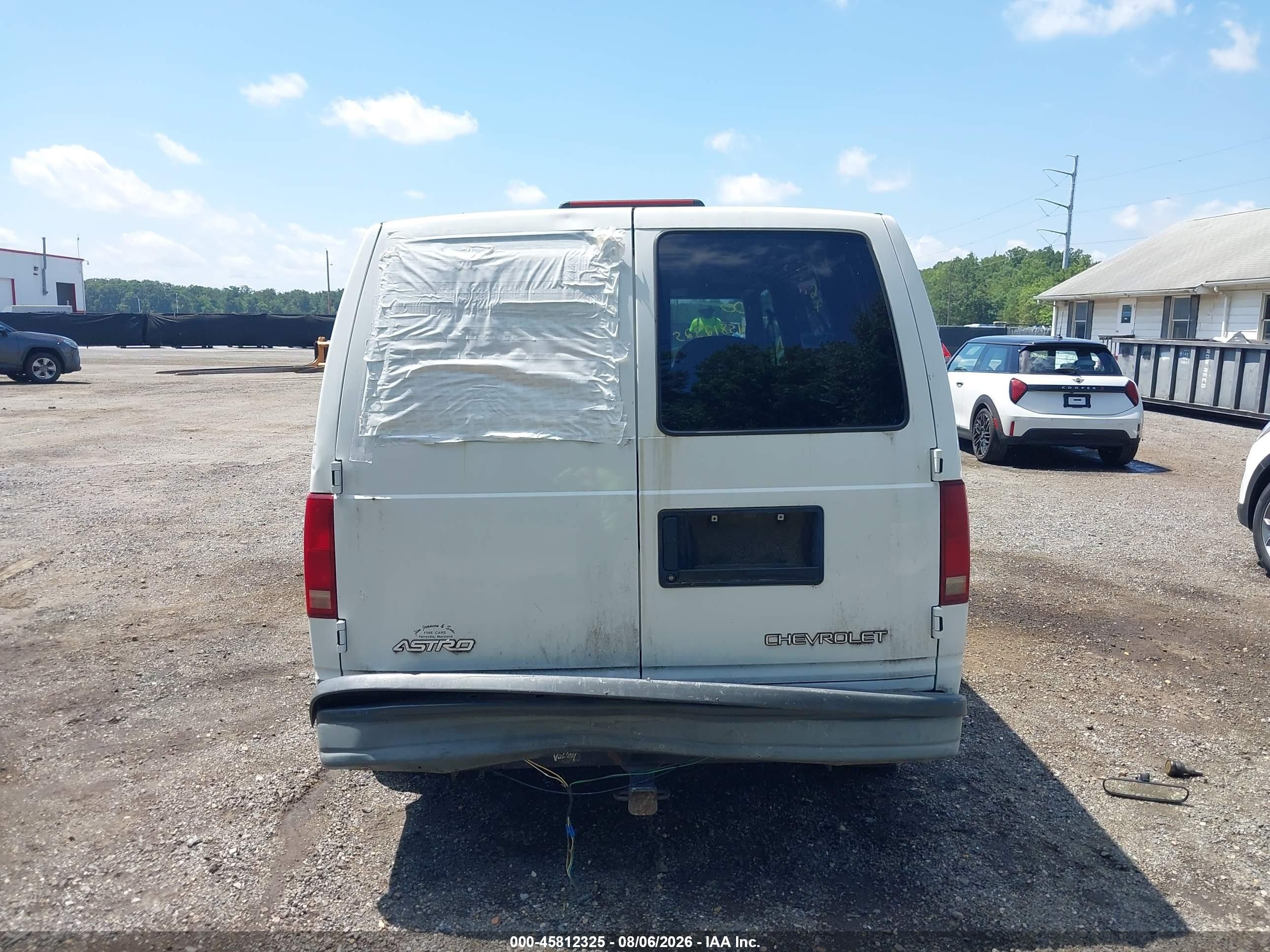 2002 Chevrolet Astro   White vin: 1GCDM19X62B117651