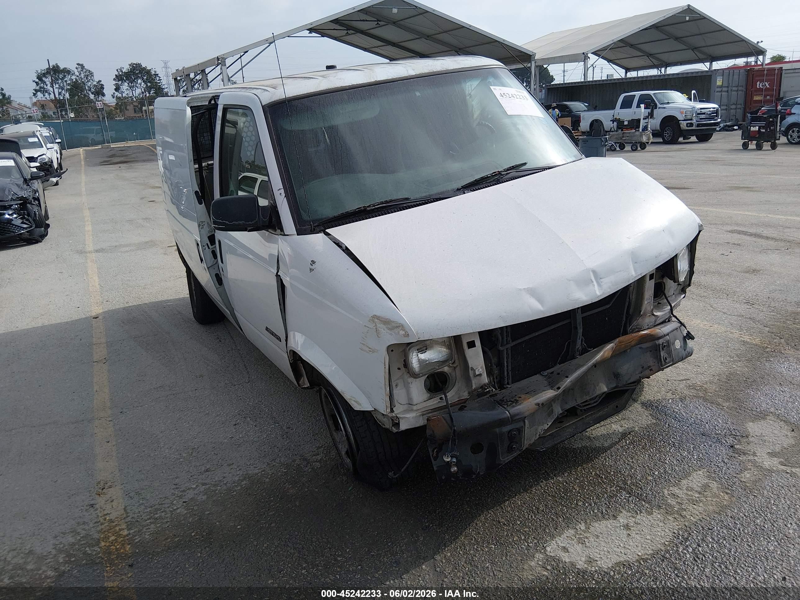 2002 Chevrolet Astro   White vin: 1GCDM19X62B126656