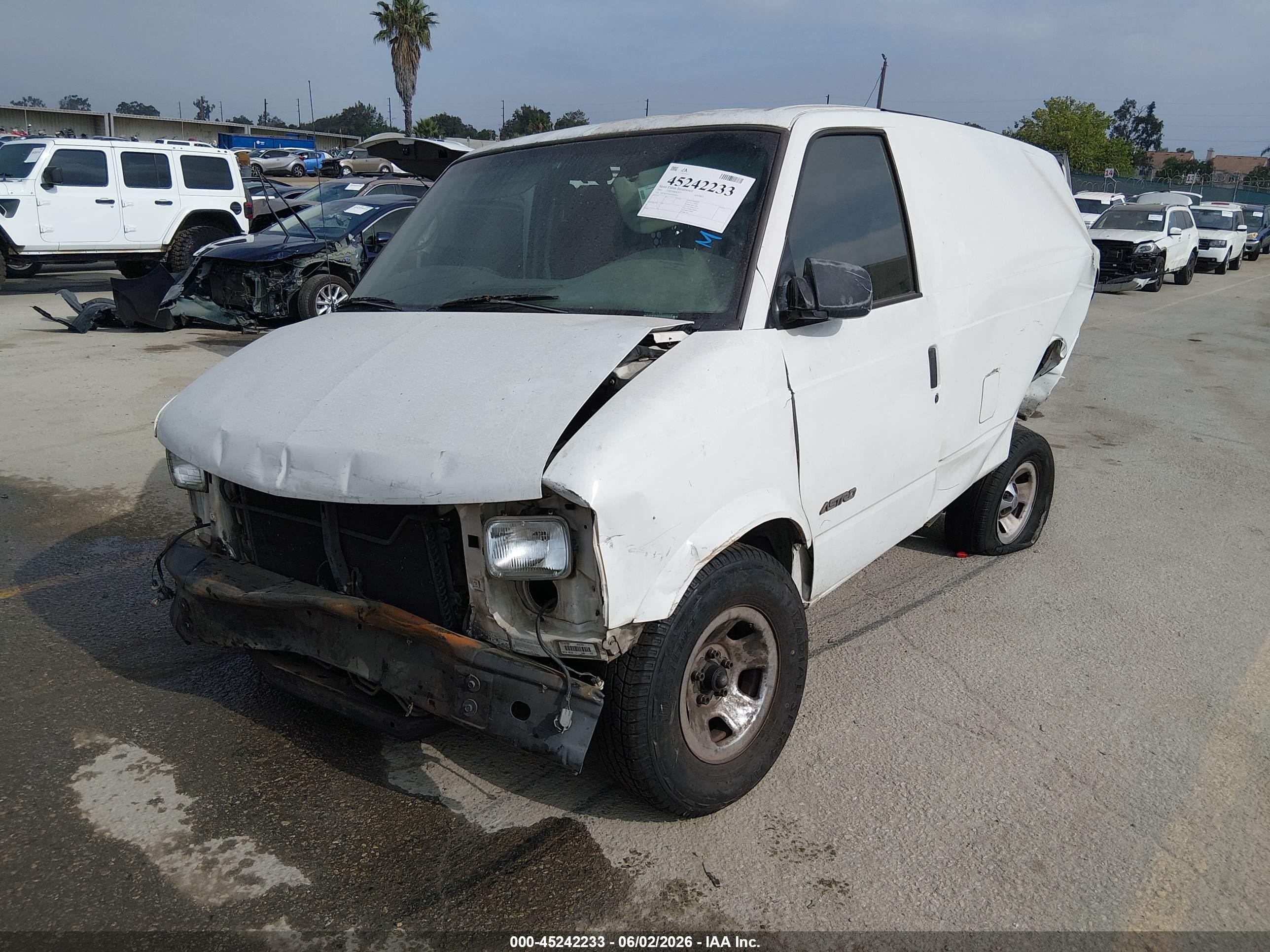 2002 Chevrolet Astro   White vin: 1GCDM19X62B126656