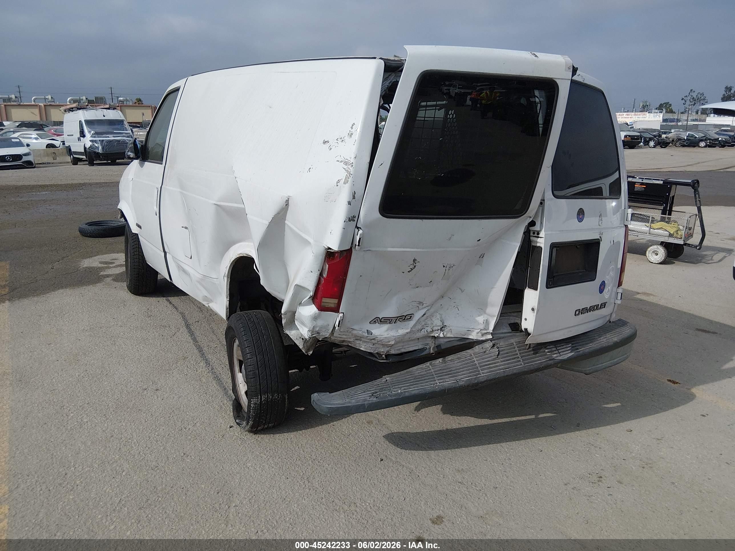 2002 Chevrolet Astro   White vin: 1GCDM19X62B126656