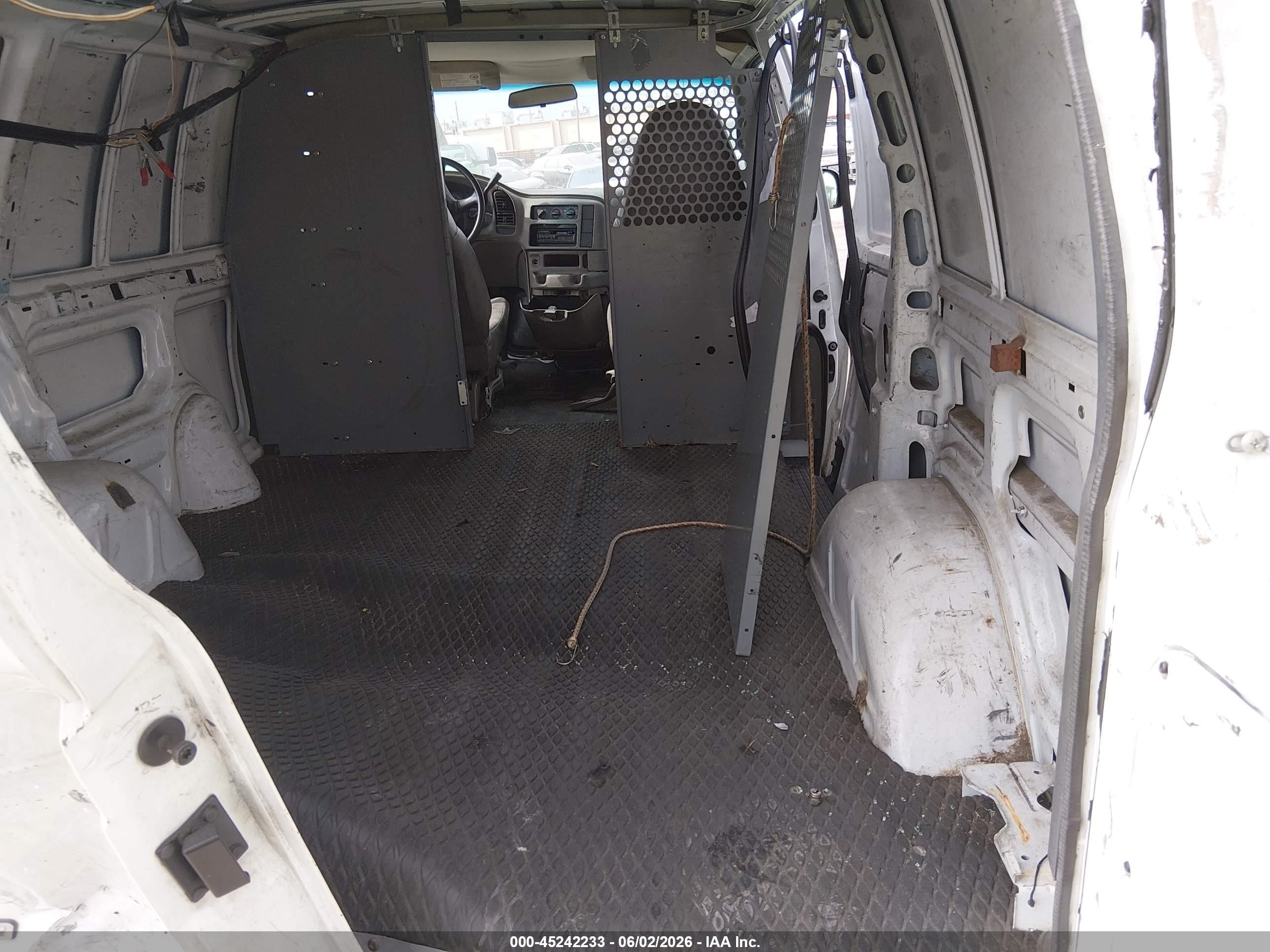 2002 Chevrolet Astro   White vin: 1GCDM19X62B126656