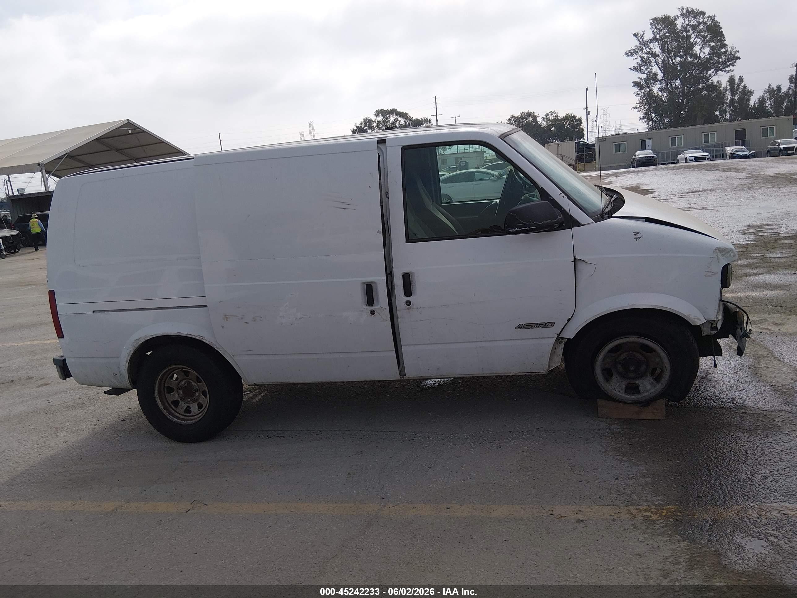 2002 Chevrolet Astro   White vin: 1GCDM19X62B126656