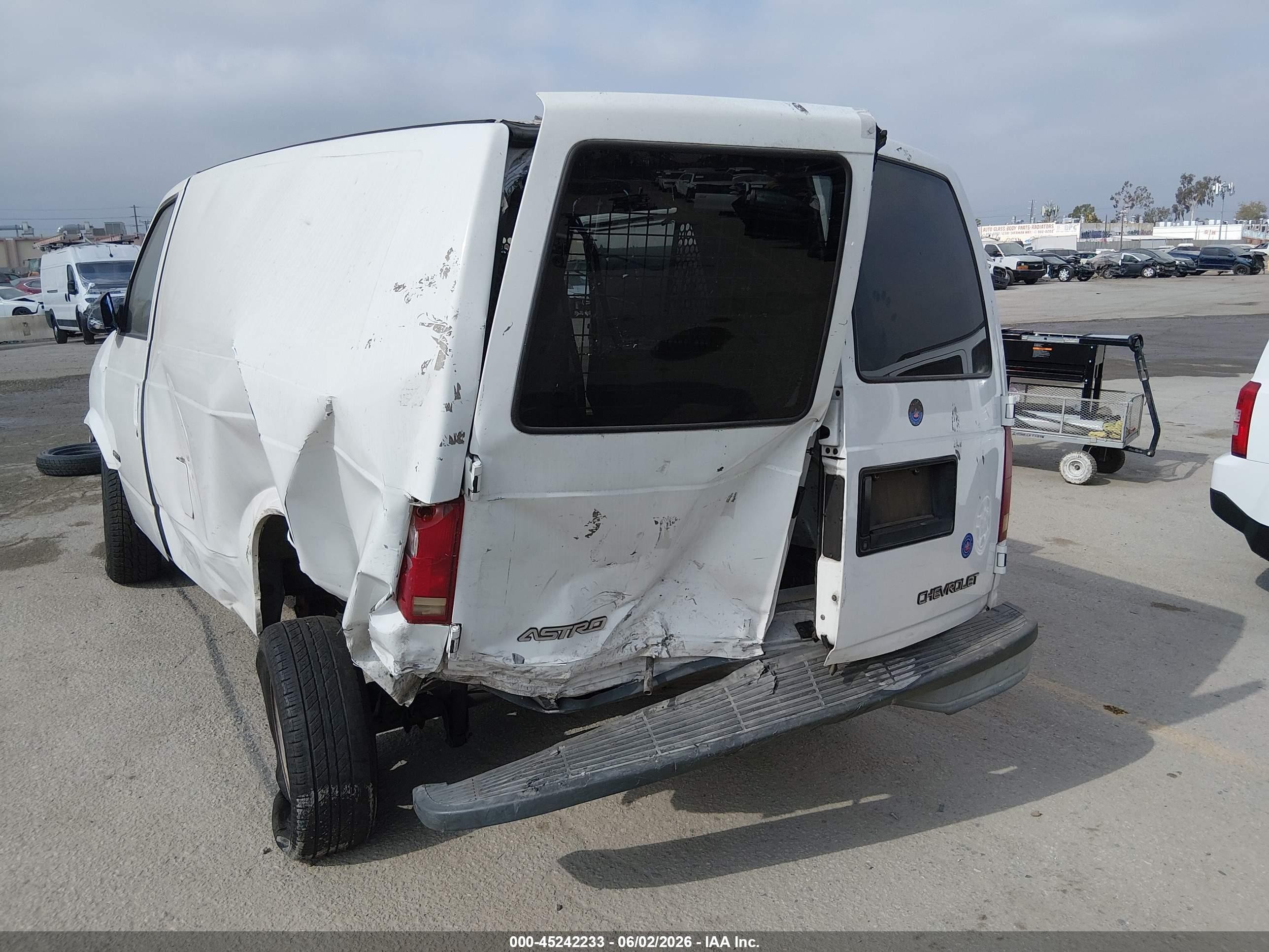 2002 Chevrolet Astro   White vin: 1GCDM19X62B126656