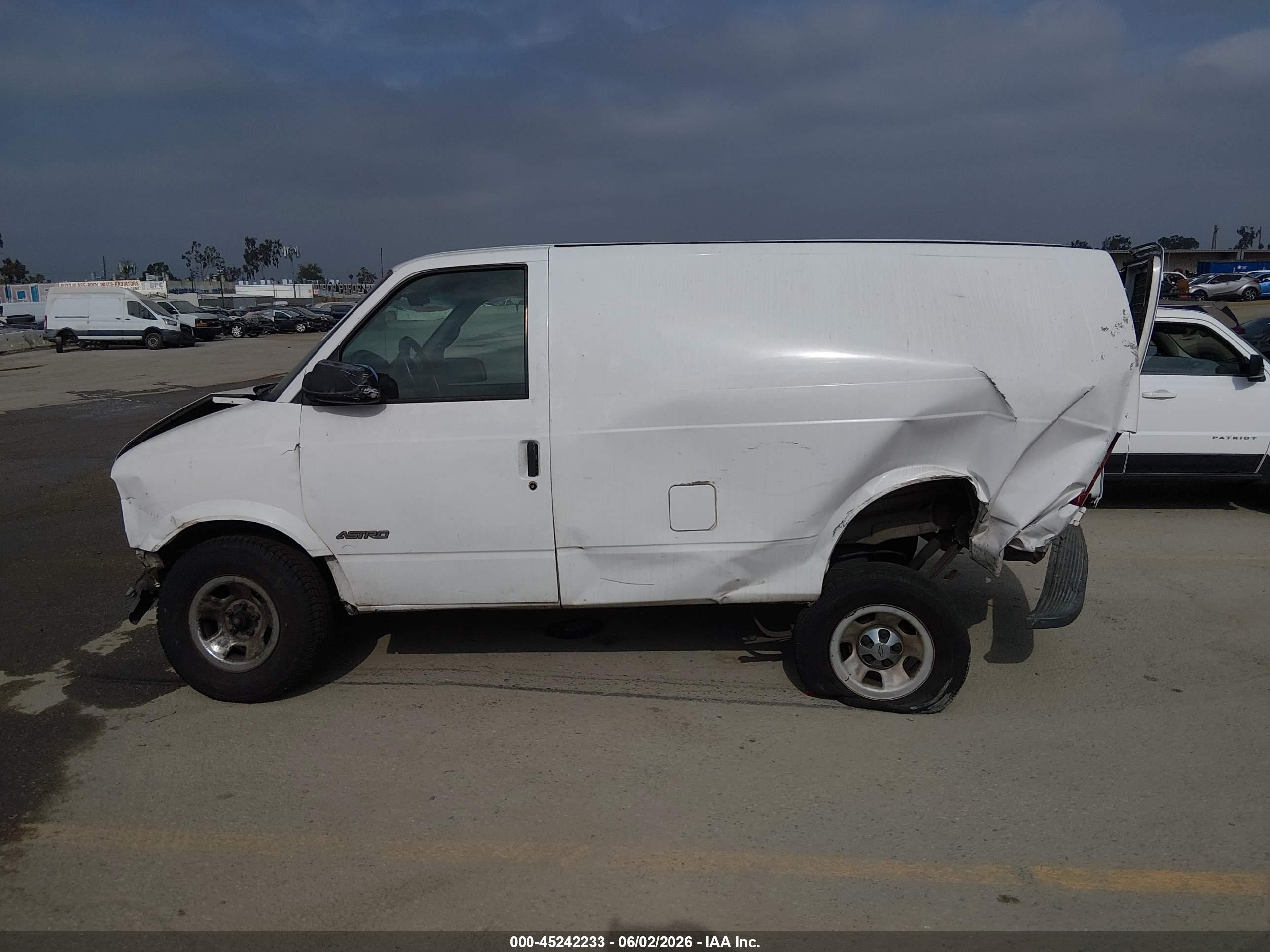 2002 Chevrolet Astro   White vin: 1GCDM19X62B126656