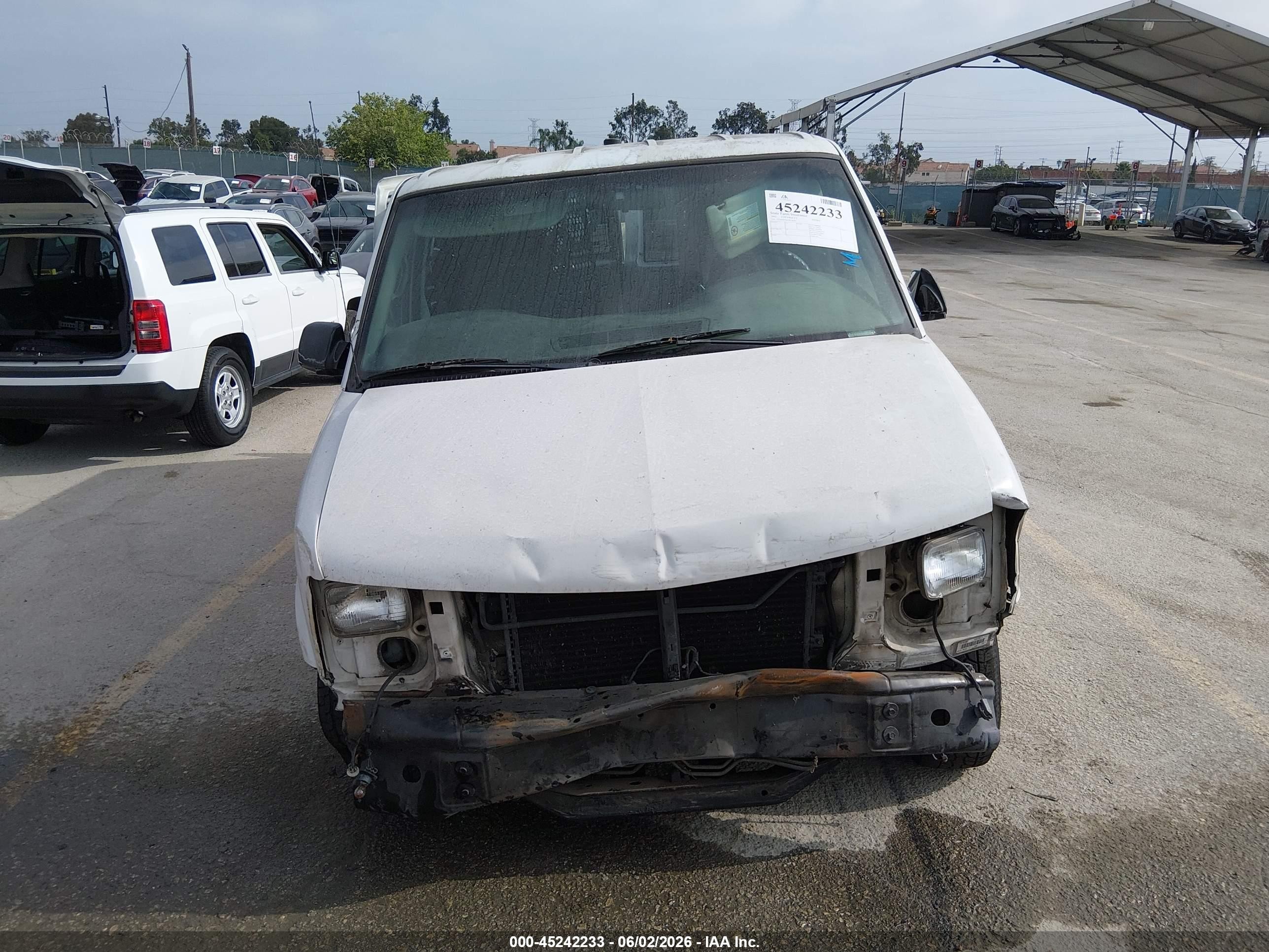 2002 Chevrolet Astro   White vin: 1GCDM19X62B126656