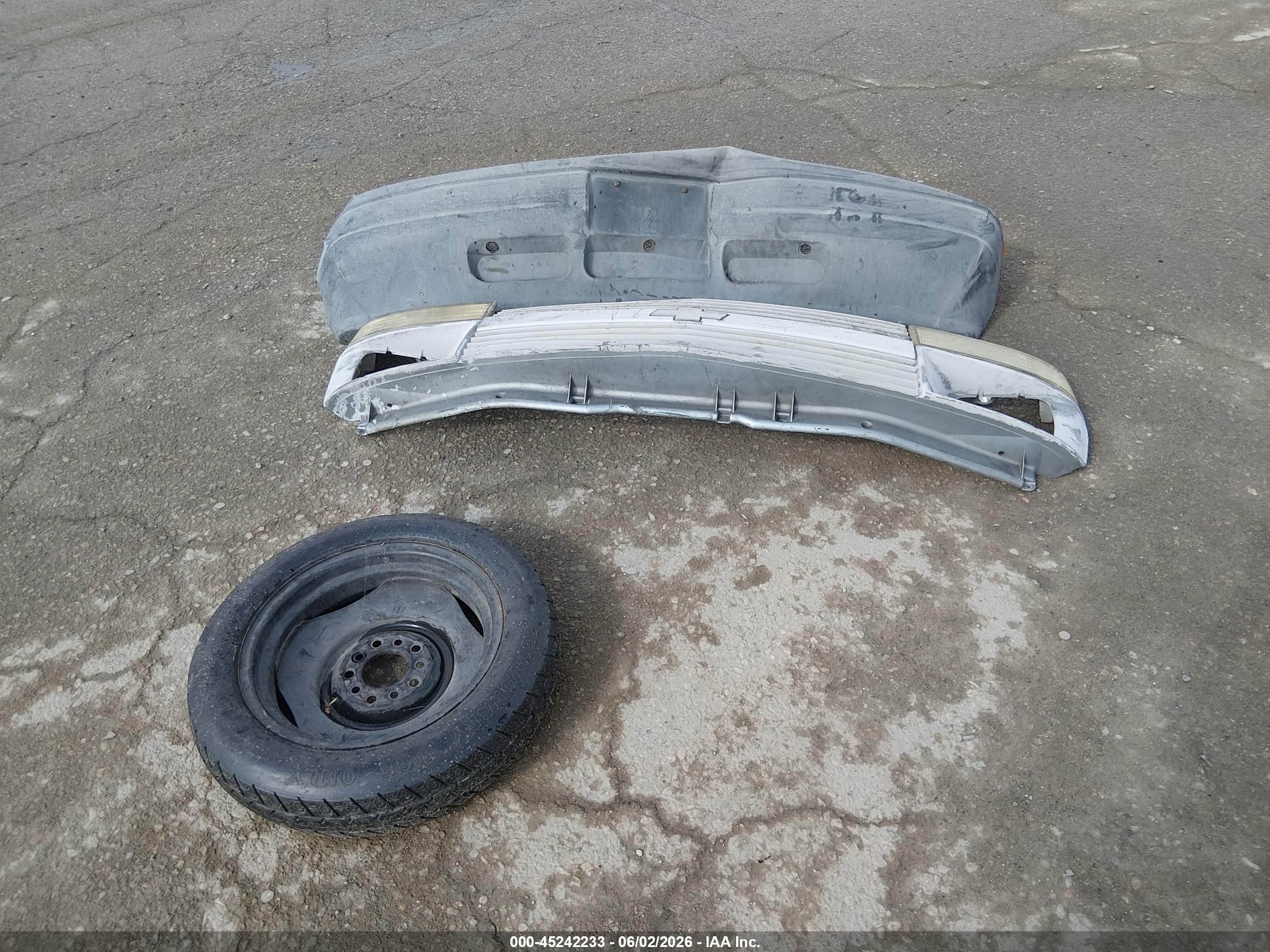 2002 Chevrolet Astro   White vin: 1GCDM19X62B126656