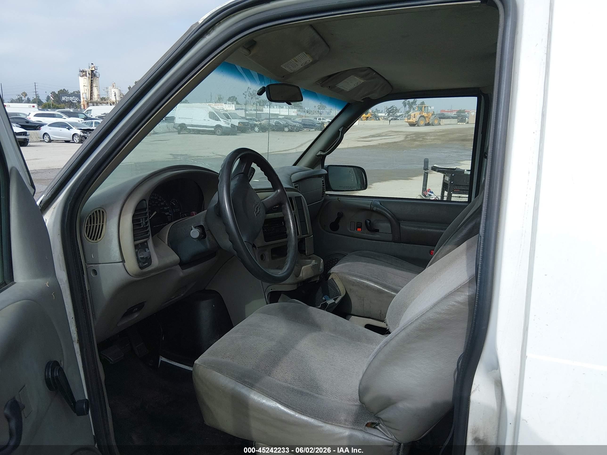 2002 Chevrolet Astro   White vin: 1GCDM19X62B126656